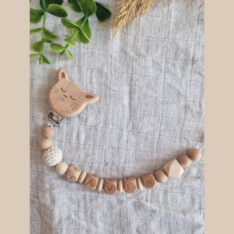 Personalisierte Beige Schnullerkette Mit Namen - Liebevoll Handgefertigt |Handgemachtes Babygeschenk| Buntes Design | Holzbuchstaben von Etsy - TitiloobyKiki
