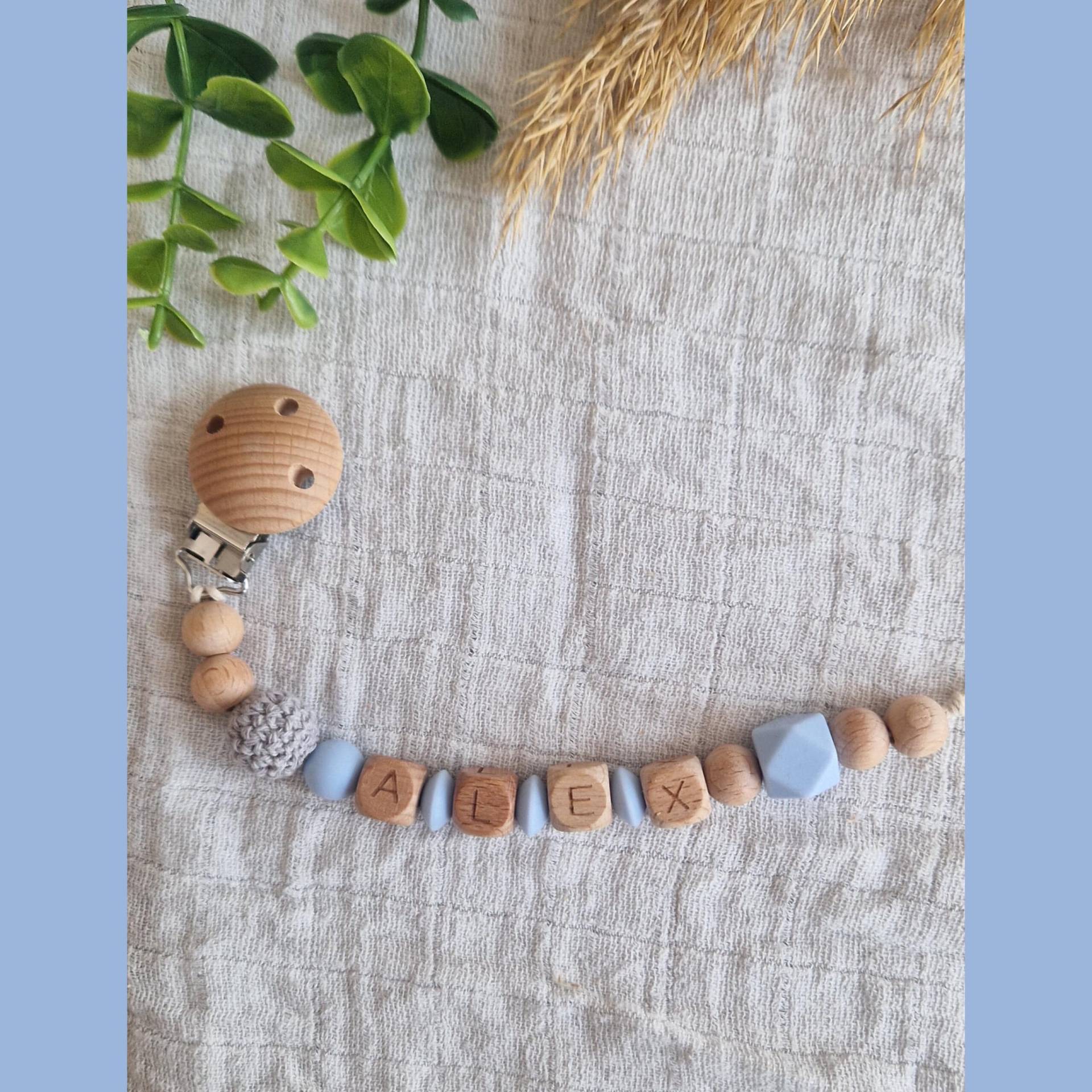 Personalisierte Blaue Schnullerkette Mit Namen - Liebevoll Handgefertigt |Handgemachtes Babygeschenk| Buntes Design | Holzbuchstaben Personalisierte Blaue Schnullerkette Mit Namen - Liebevoll Handgefertigt |Handgemachtes Babygeschenk| Buntes Design | Holzbuchstaben von Etsy - TitiloobyKiki