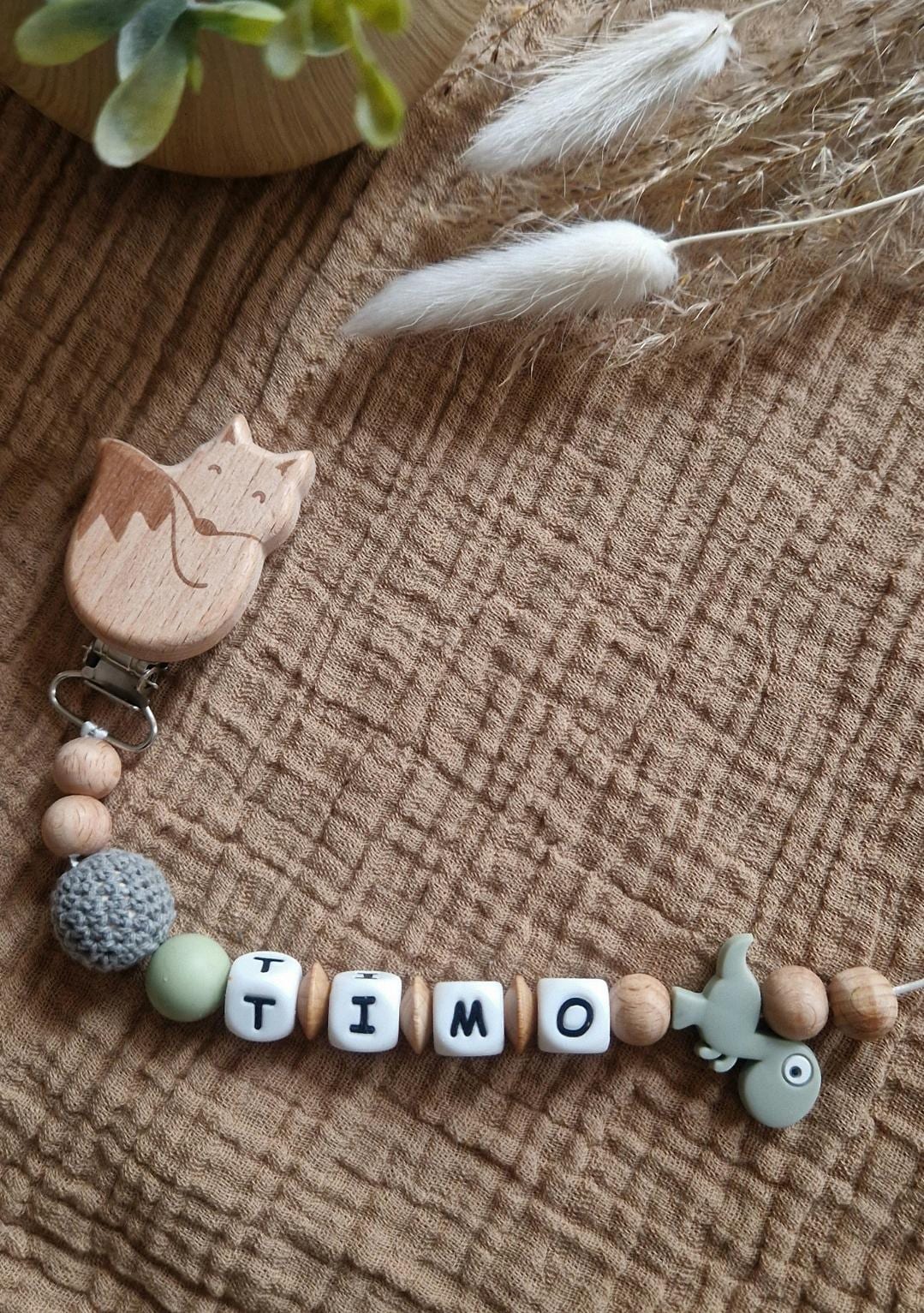 Schnullerkette Dino Mit Name | 100% Handgefertigt Personalisiertes Geschenk Für Babys Babyartikel |Weiße Silikonbuchstaben Schnullerkette Dino Mit Name | 100% Handgefertigt Personalisiertes Geschenk Für Babys Babyartikel |Weiße Silikonbuchstaben von Etsy - TitiloobyKiki