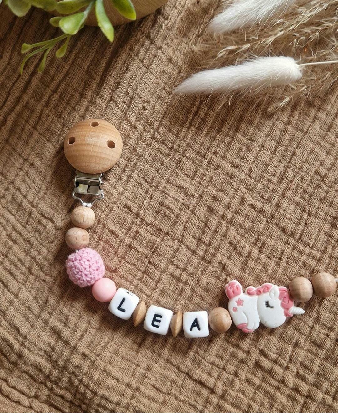 Schnullerkette Einhorn Mit Name | 100% Handgefertigt Personalisiertes Geschenk Für Babys Babyartikel |Weiße Silikonbuchstaben von Etsy - TitiloobyKiki