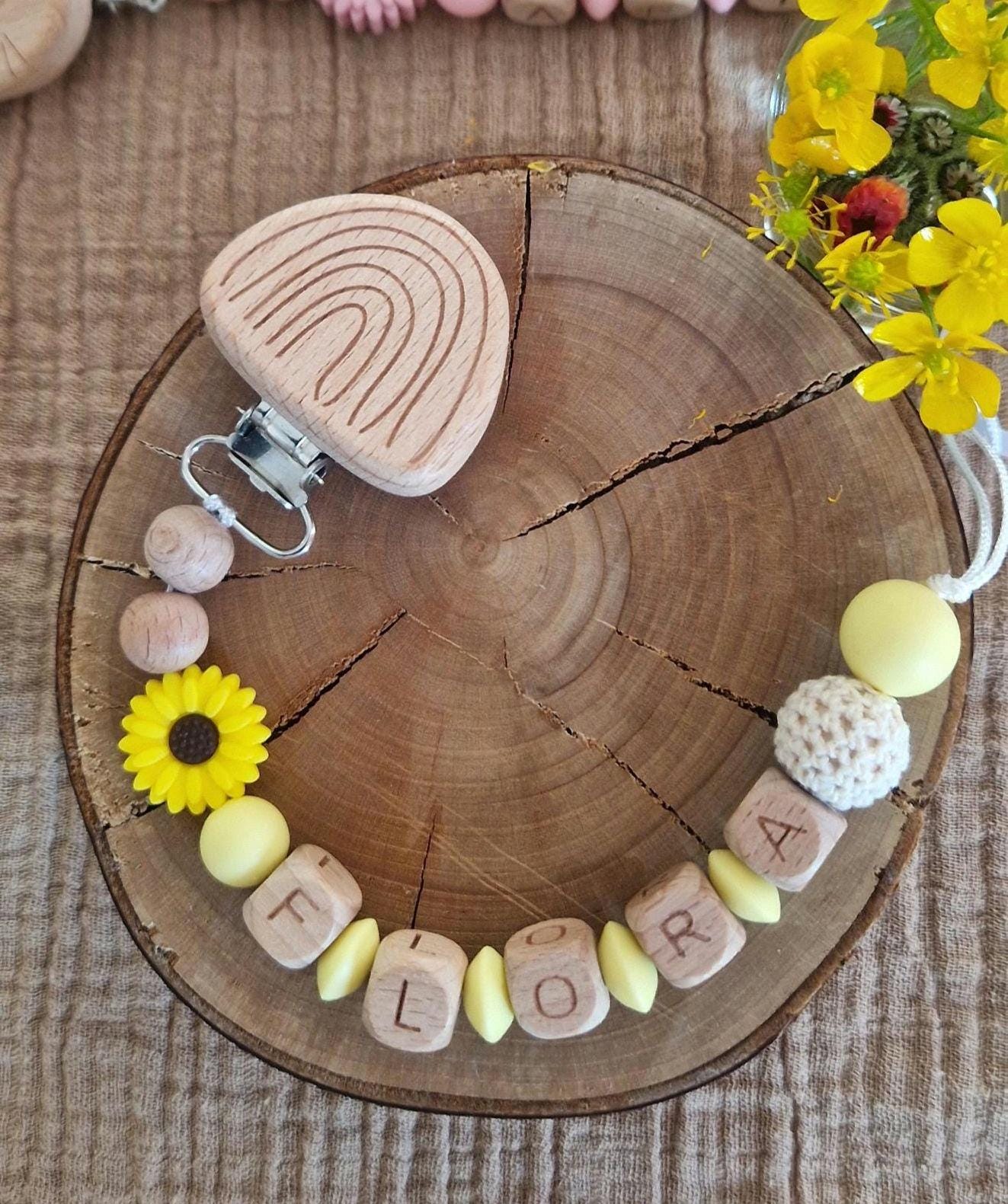 Schnullerkette Gelb Mit Blume U. Name|Handgemachte Babyartikel|Personalisierte Blumenschnullerkette| Geschenke Für Babys| Holzbuchstaben Schnullerkette Gelb Mit Blume U. Name|Handgemachte Babyartikel|Personalisierte Blumenschnullerkette| Geschenke Für Babys| Holzbuchstaben von Etsy - TitiloobyKiki
