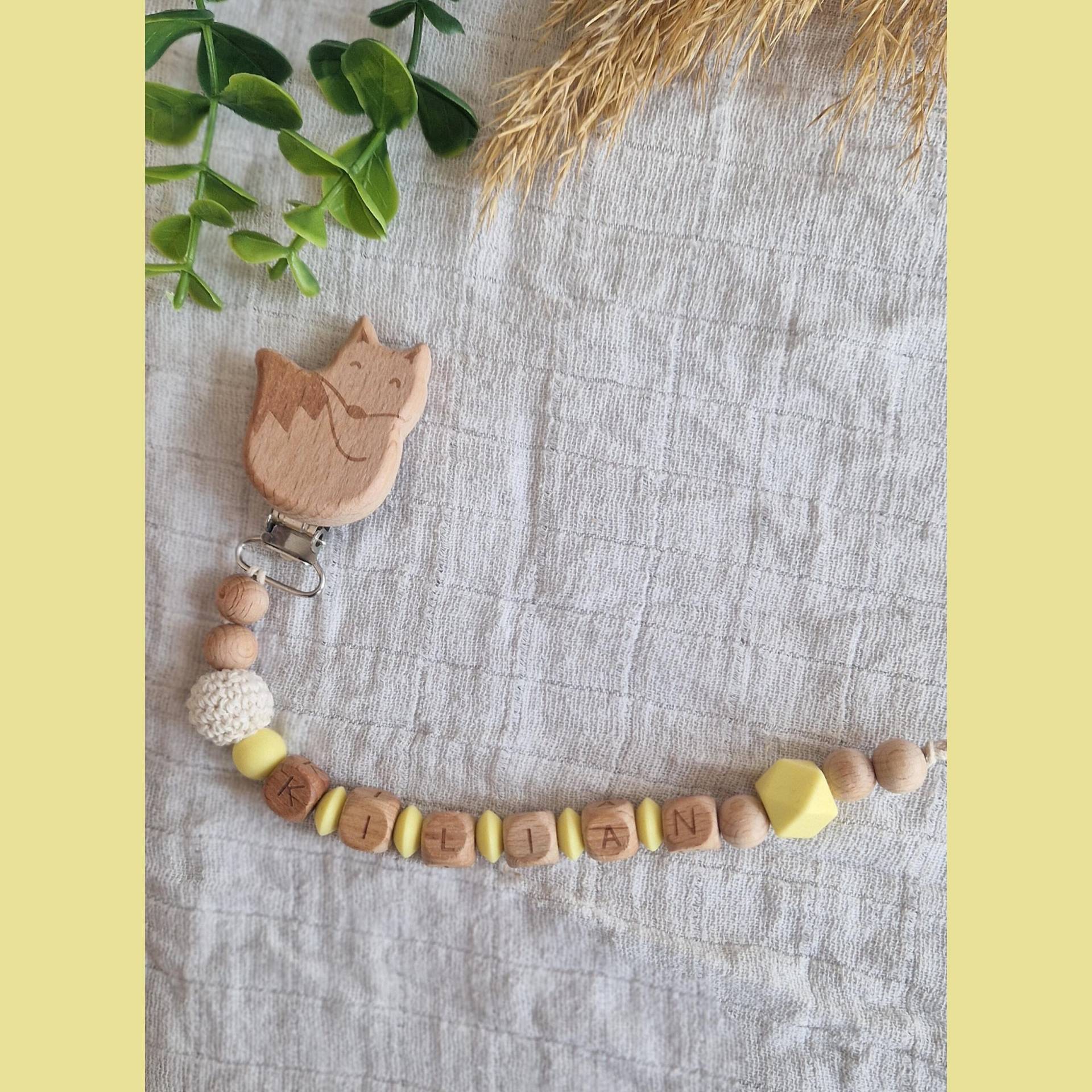 Personalisierte Gelbe Schnullerkette Mit Namen - Liebevoll Handgefertigt |Handgemachtes Babygeschenk| Buntes Design | Holzbuchstaben von Etsy - TitiloobyKiki