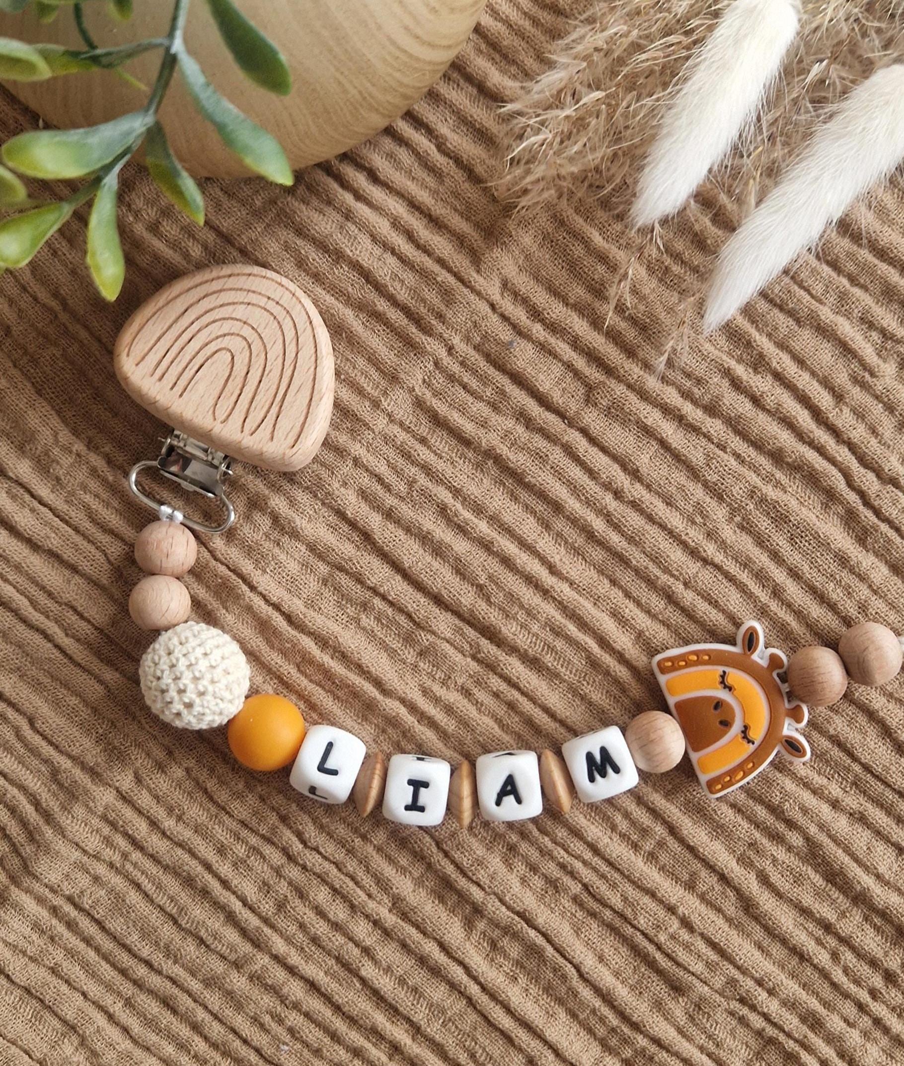 Schnullerkette Giraffe Mit Name | 100% Handgefertigt Personalisiertes Geschenk Für Babys Babyartikel |Weiße Silikonbuchstaben Schnullerkette Giraffe Mit Name | 100% Handgefertigt Personalisiertes Geschenk Für Babys Babyartikel |Weiße Silikonbuchstaben von Etsy - TitiloobyKiki