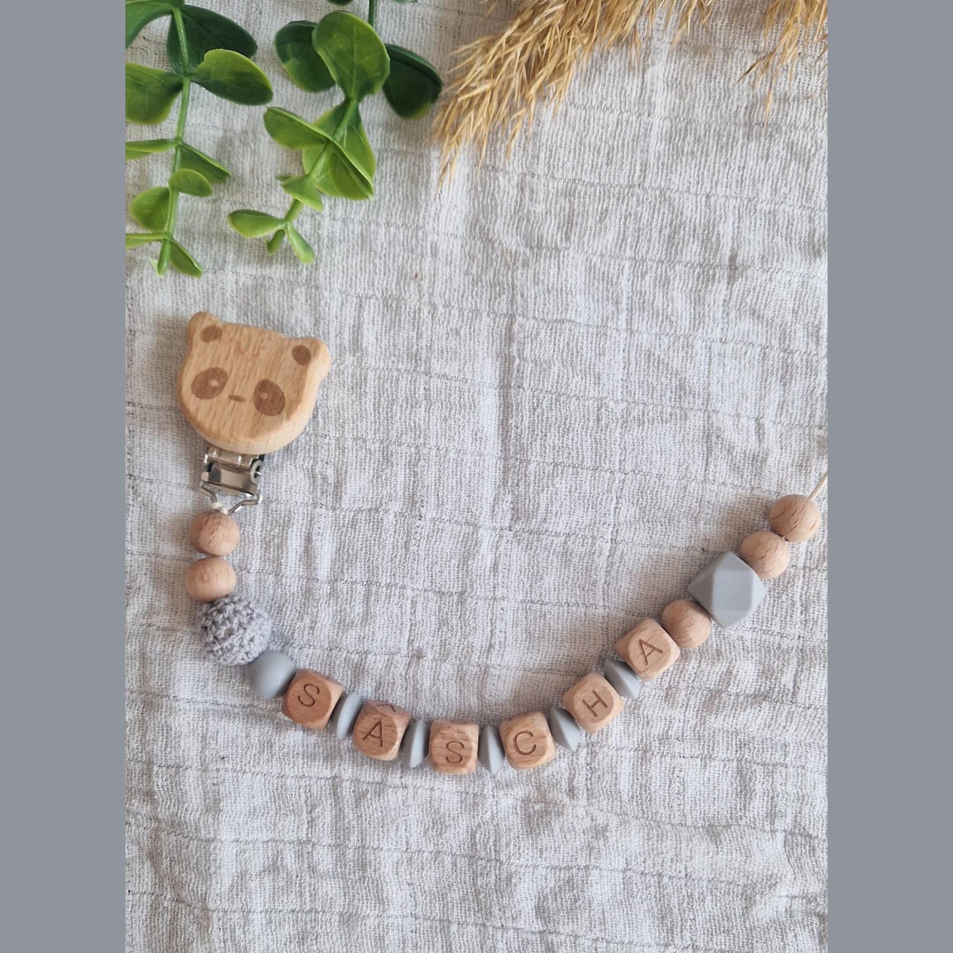 Personalisierte Graue Schnullerkette Mit Namen - Liebevoll Handgefertigt Handgemachtes Babygeschenk| Buntes Design | Holzbuchstaben Personalisierte Graue Schnullerkette Mit Namen - Liebevoll Handgefertigt Handgemachtes Babygeschenk| Buntes Design | Holzbuchstaben von Etsy - TitiloobyKiki