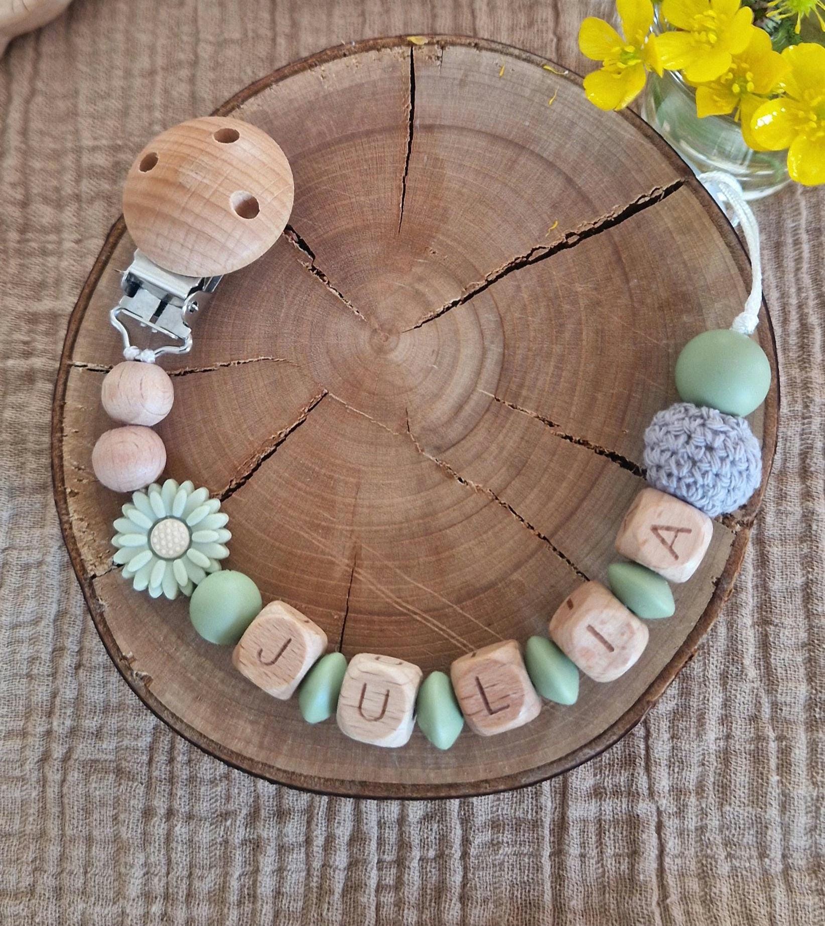 Schnullerkette Grün Mit Blume U. Name|Handgemachte Babyartikel|Personalisierte Blumenschnullerkette| Geschenke Für Babys| Holzbuchstaben Schnullerkette Grün Mit Blume U. Name|Handgemachte Babyartikel|Personalisierte Blumenschnullerkette| Geschenke Für Babys| Holzbuchstaben von Etsy - TitiloobyKiki