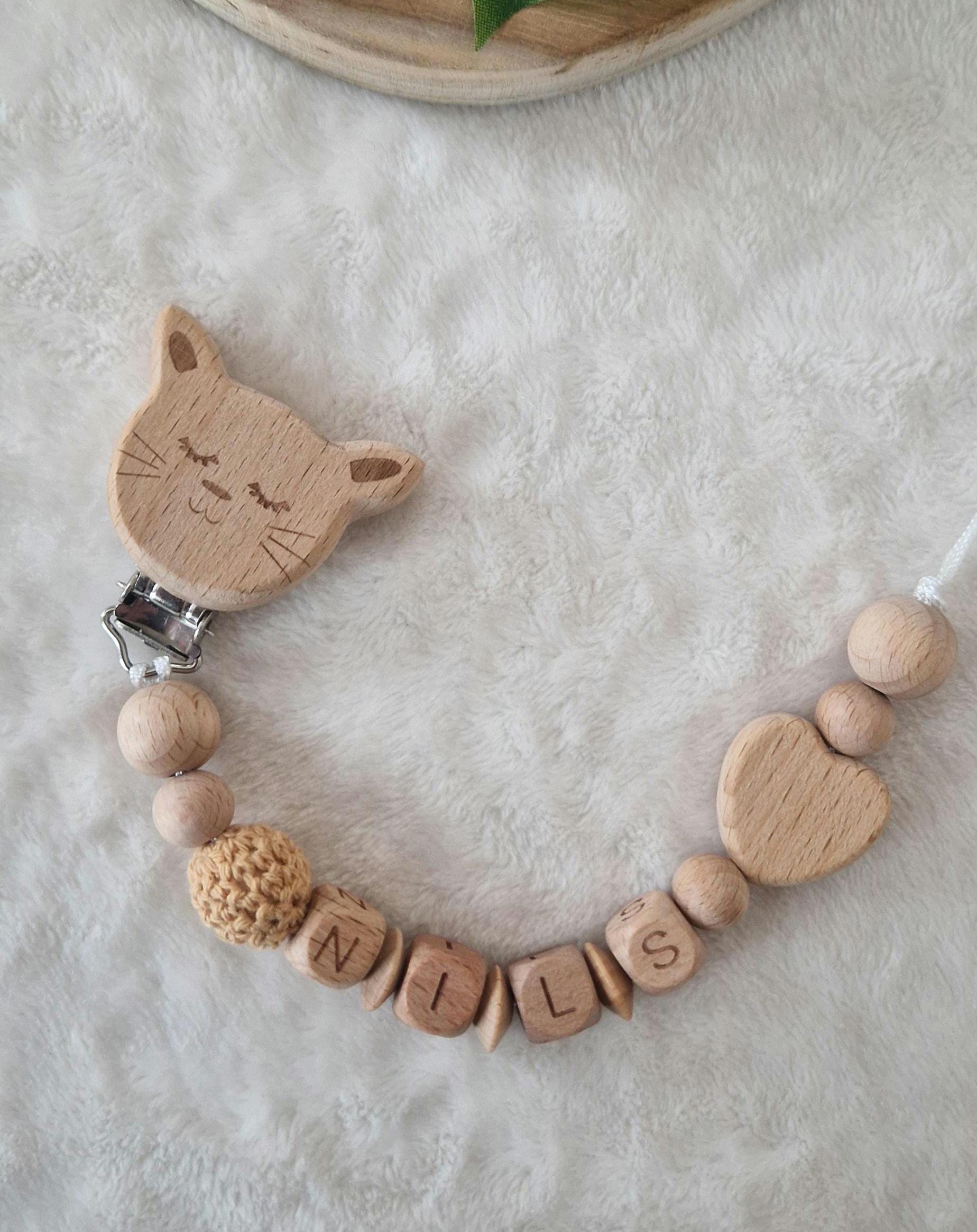 Schnullerkette Herz Beige Mit Name | Individuell Gestaltbar |Handgemachtes Babygeschenk Personalisiertes Geschenk |Holzdesign Schnullerkette Herz Beige Mit Name | Individuell Gestaltbar |Handgemachtes Babygeschenk Personalisiertes Geschenk |Holzdesign von Etsy - TitiloobyKiki