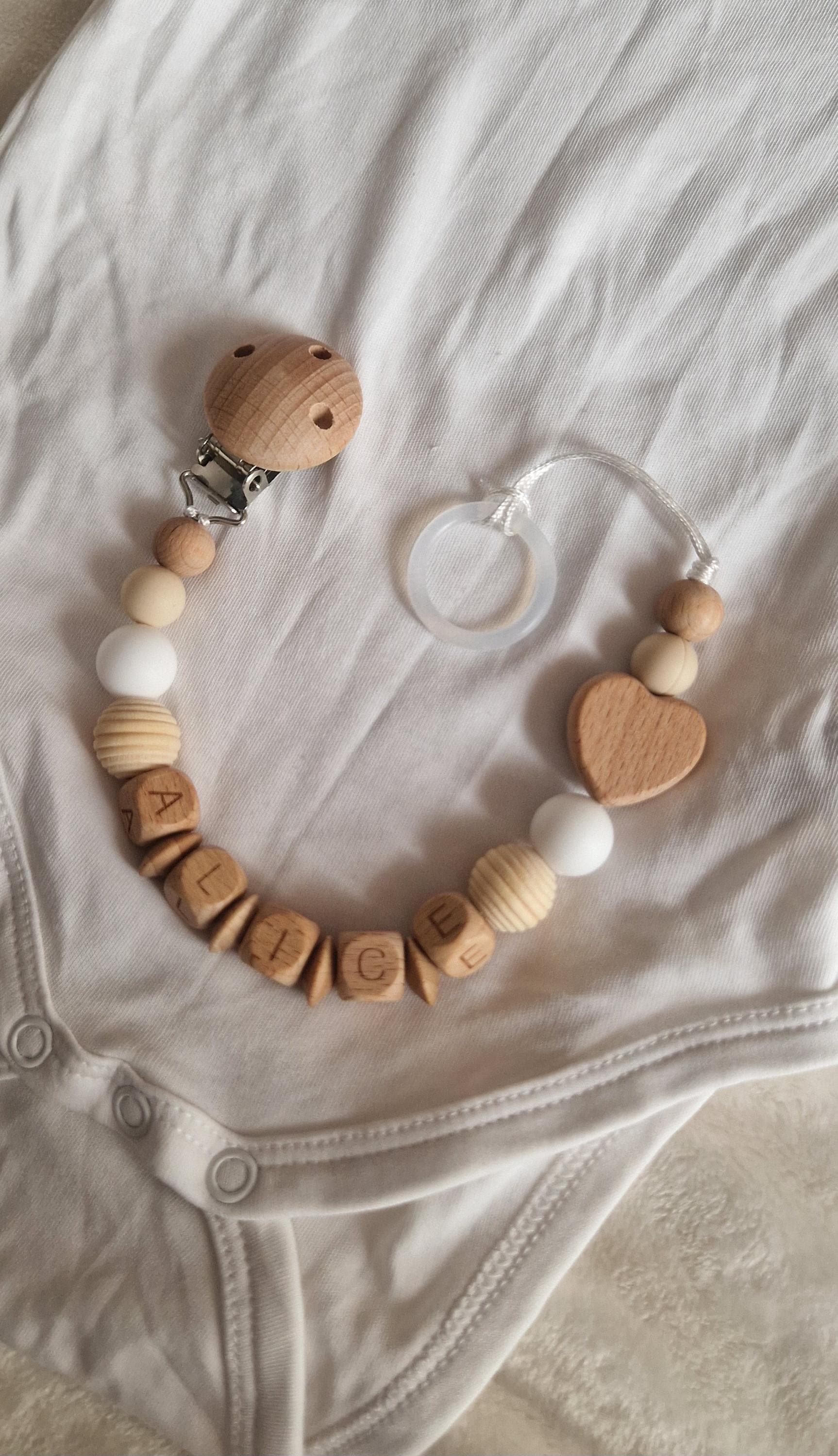 Boho Schnullerkette Mit Namen - Herz/Perlen & Holzbuchstaben Personalisiertes Babygeschenk Handgemacht -Geschenk Zur Geburt Boho Schnullerkette Mit Namen - Herz/Perlen & Holzbuchstaben Personalisiertes Babygeschenk Handgemacht -Geschenk Zur Geburt von Etsy - TitiloobyKiki