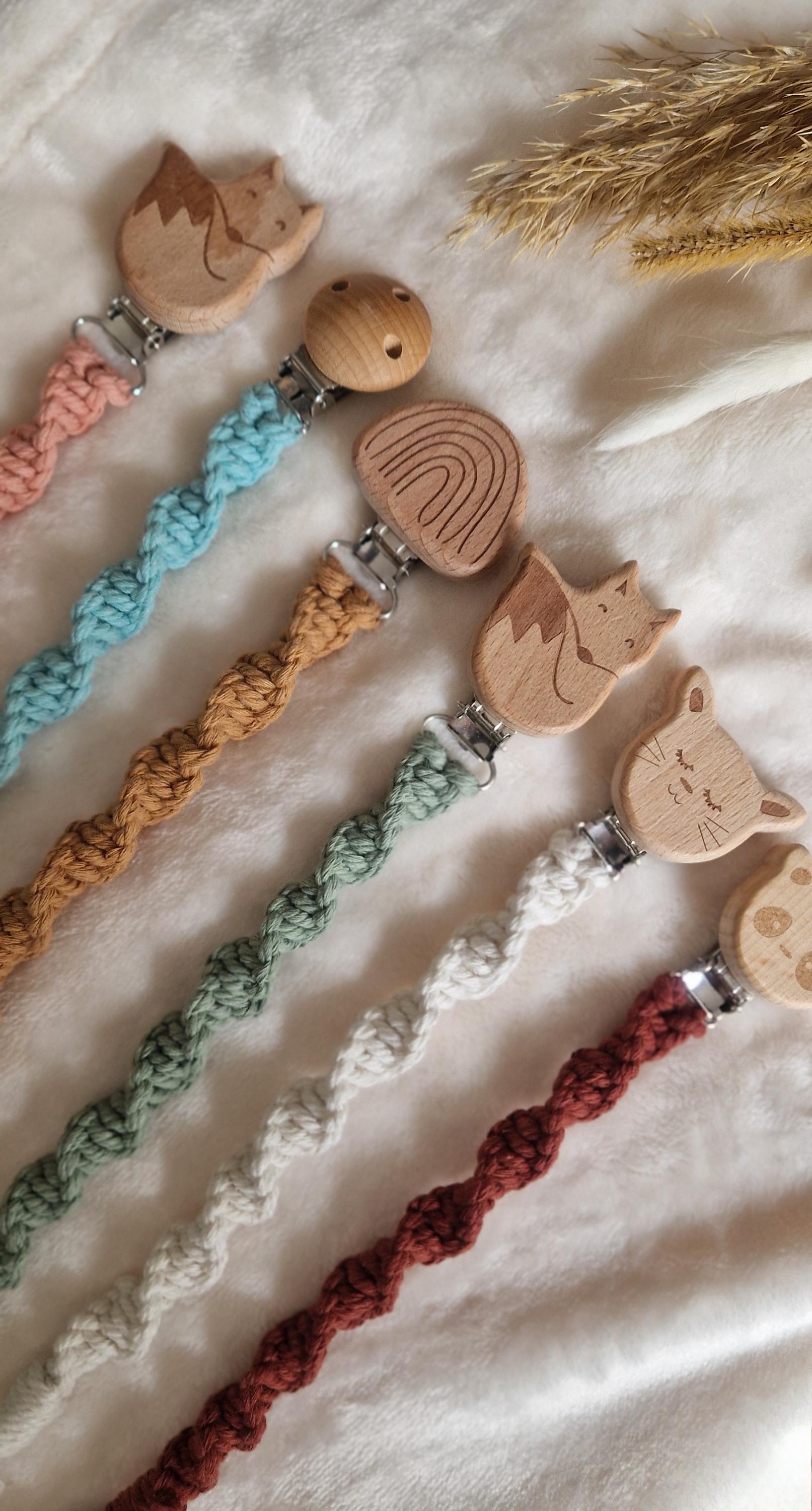 Schnullerkette Makramee, 100% Baumwolle, Handgemacht, in 6 Natürlichen Farben, Babyaccessoire, Baby, Babyausstattung, Boho, Pink, Blau, Grün von Etsy - TitiloobyKiki