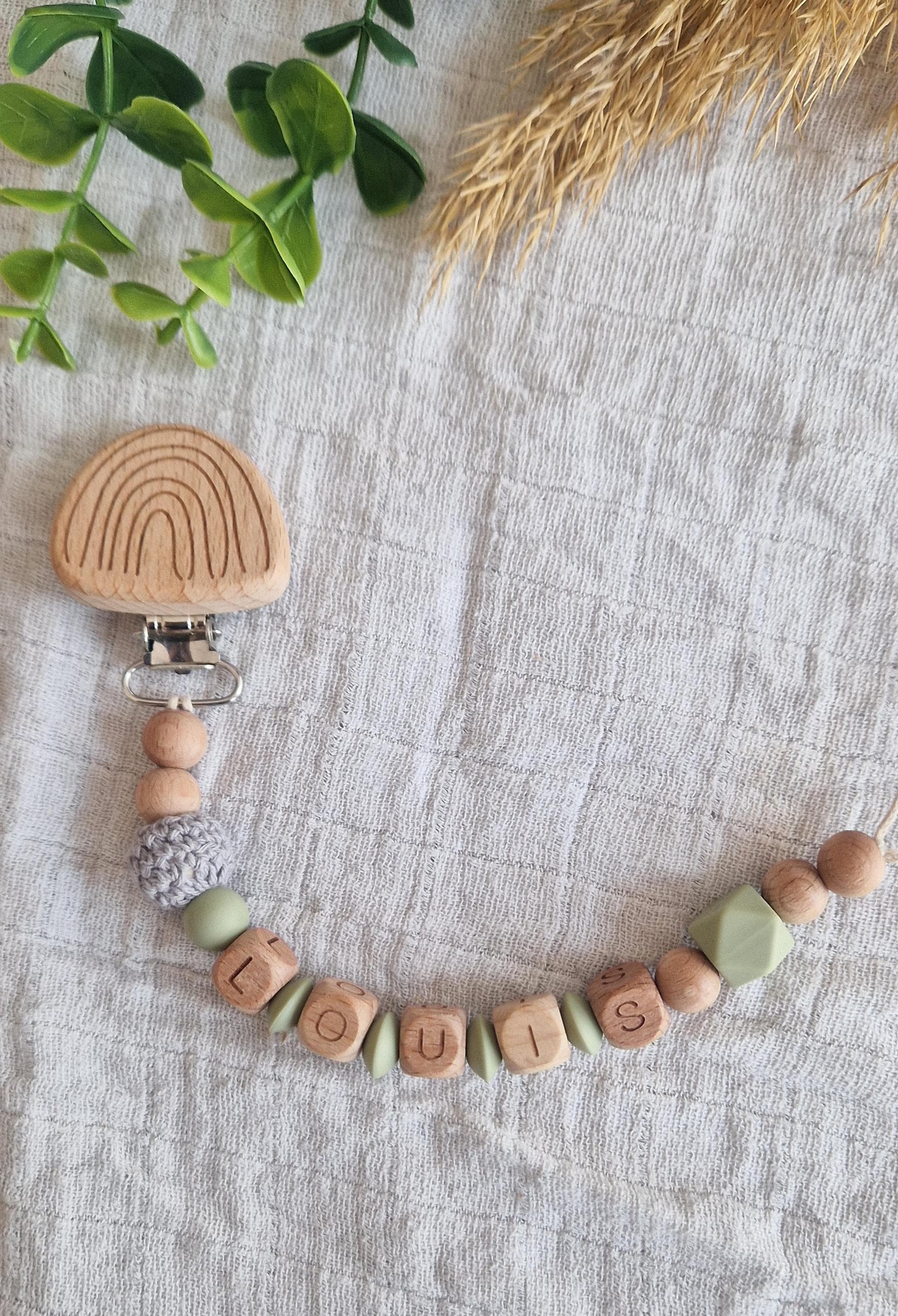 Schnullerkette Mit Namen Für Mädchen Und Junge, Personalisiert, 100% Handgemacht, Buntes Design, Geschenk, Babyaccessoire, Baby, Holzbuchstaben Schnullerkette Mit Namen Für Mädchen Und Junge, Personalisiert, 100% Handgemacht, Buntes Design, Geschenk, Babyaccessoire, Baby, Holzbuchstaben von Etsy - TitiloobyKiki