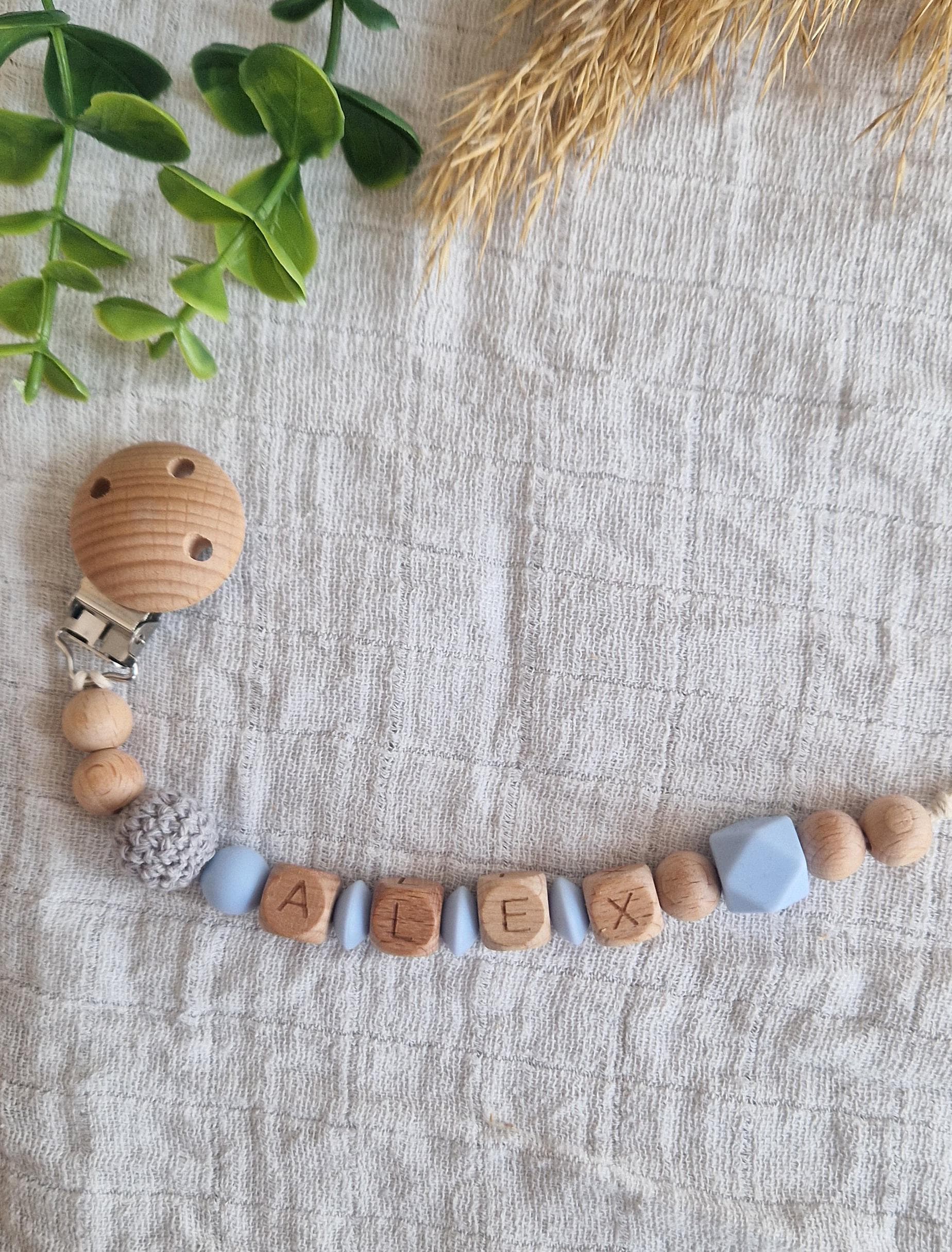 Schnullerkette Mit Namen Für Mädchen Und Junge, Personalisiert, 100% Handgemacht, Buntes Design, Geschenk, Holzbuchstaben, Babyaccessoire, Baby Schnullerkette Mit Namen Für Mädchen Und Junge, Personalisiert, 100% Handgemacht, Buntes Design, Geschenk, Holzbuchstaben, Babyaccessoire, Baby von Etsy - TitiloobyKiki