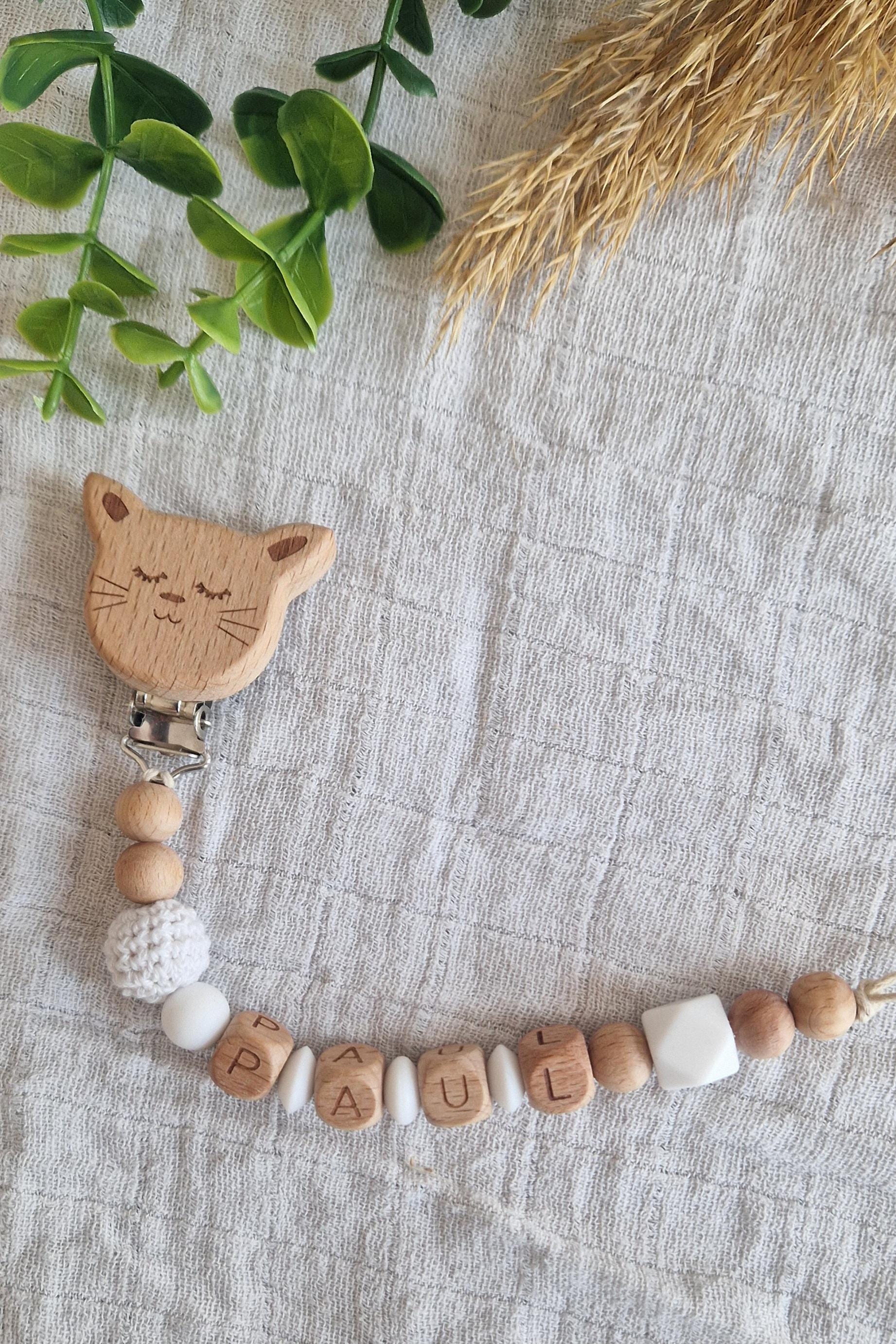 Schnullerkette Mit Namen Für Mädchen Und Junge, Personalisiert, 100% Handgemacht, Buntes Design, Geschenk, Holzbuchstaben, Zeitloses Design Schnullerkette Mit Namen Für Mädchen Und Junge, Personalisiert, 100% Handgemacht, Buntes Design, Geschenk, Holzbuchstaben, Zeitloses Design von Etsy - TitiloobyKiki