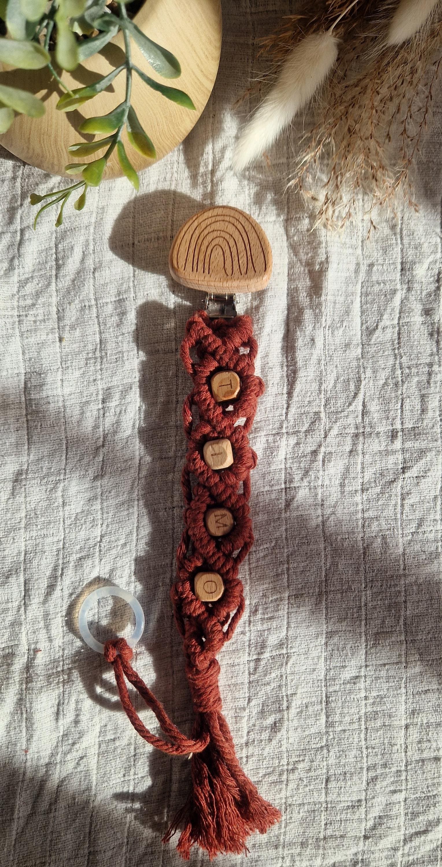 Schnullerkette Mit Namen Für Mädchen Und Junge, Personalisiert, Makramee, 100% Baumwolle, Handgemacht, Verschiedene Farben, Baby, Holzbuchstaben Schnullerkette Mit Namen Für Mädchen Und Junge, Personalisiert, Makramee, 100% Baumwolle, Handgemacht, Verschiedene Farben, Baby, Holzbuchstaben von Etsy - TitiloobyKiki