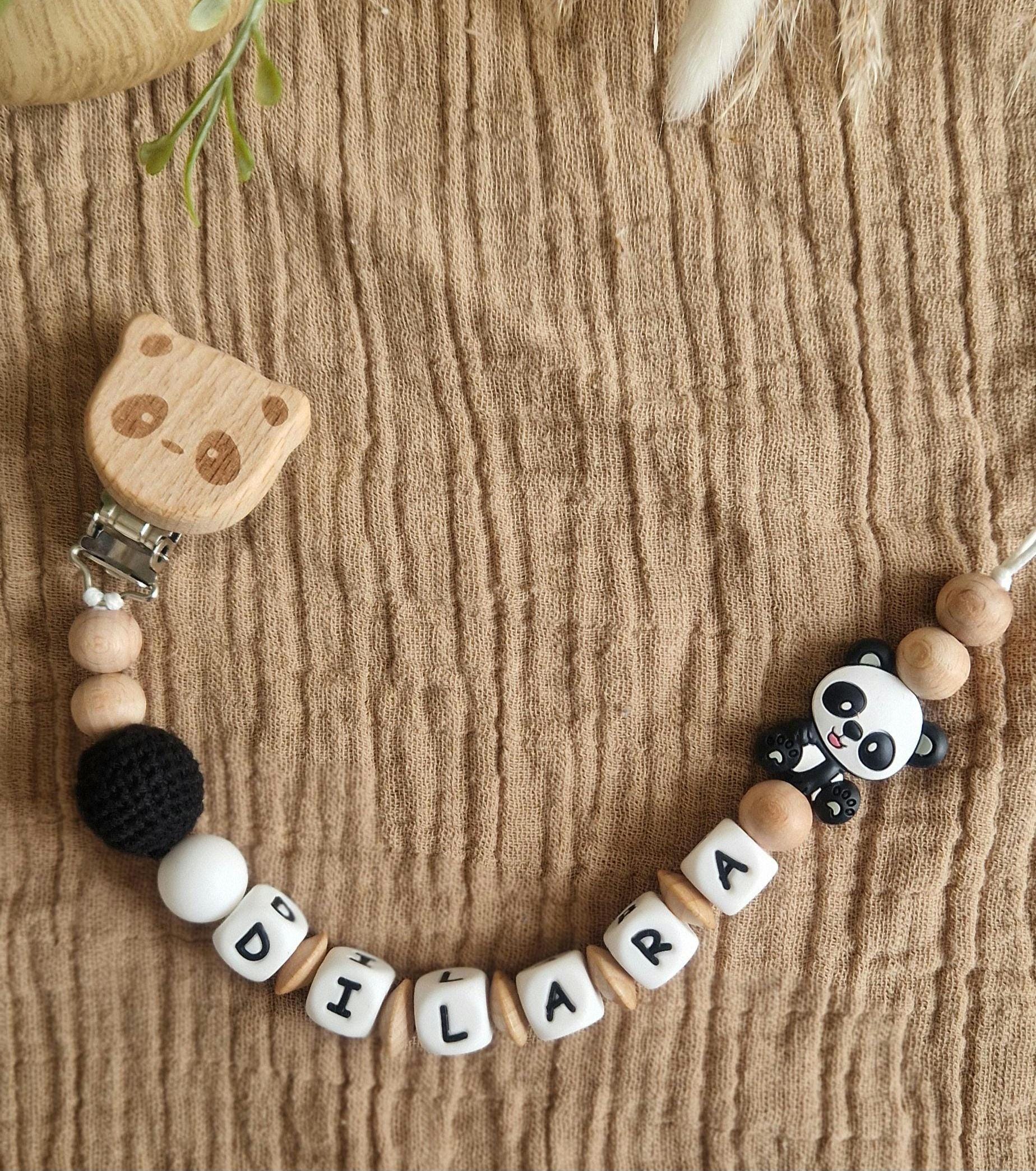Schnullerkette Panda Mit Name|Personalisierte Pandadesign | Geschenke Für Babys| Weiße Silikonbuchstaben Schnullerkette Panda Mit Name|Personalisierte Pandadesign | Geschenke Für Babys| Weiße Silikonbuchstaben von Etsy - TitiloobyKiki