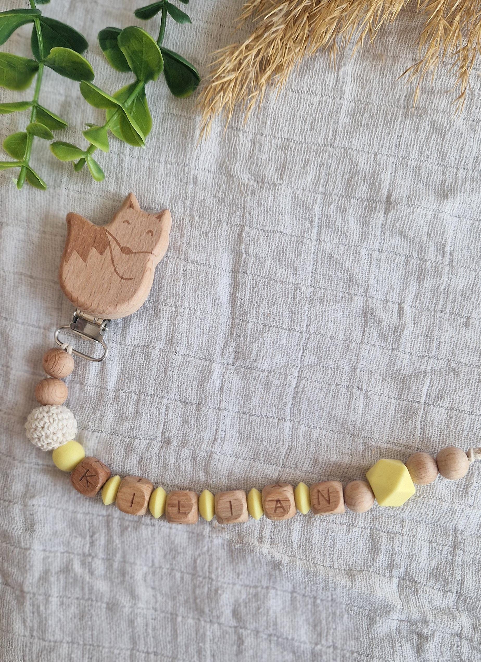 Schnullerkette Personalisiert, 100% Handgemacht, Buntes Design, Geschenk, Taufgeschenk, Babyaccessoire, Begleiter Deines Babys, Holzbuchstaben Schnullerkette Personalisiert, 100% Handgemacht, Buntes Design, Geschenk, Taufgeschenk, Babyaccessoire, Begleiter Deines Babys, Holzbuchstaben von Etsy - TitiloobyKiki