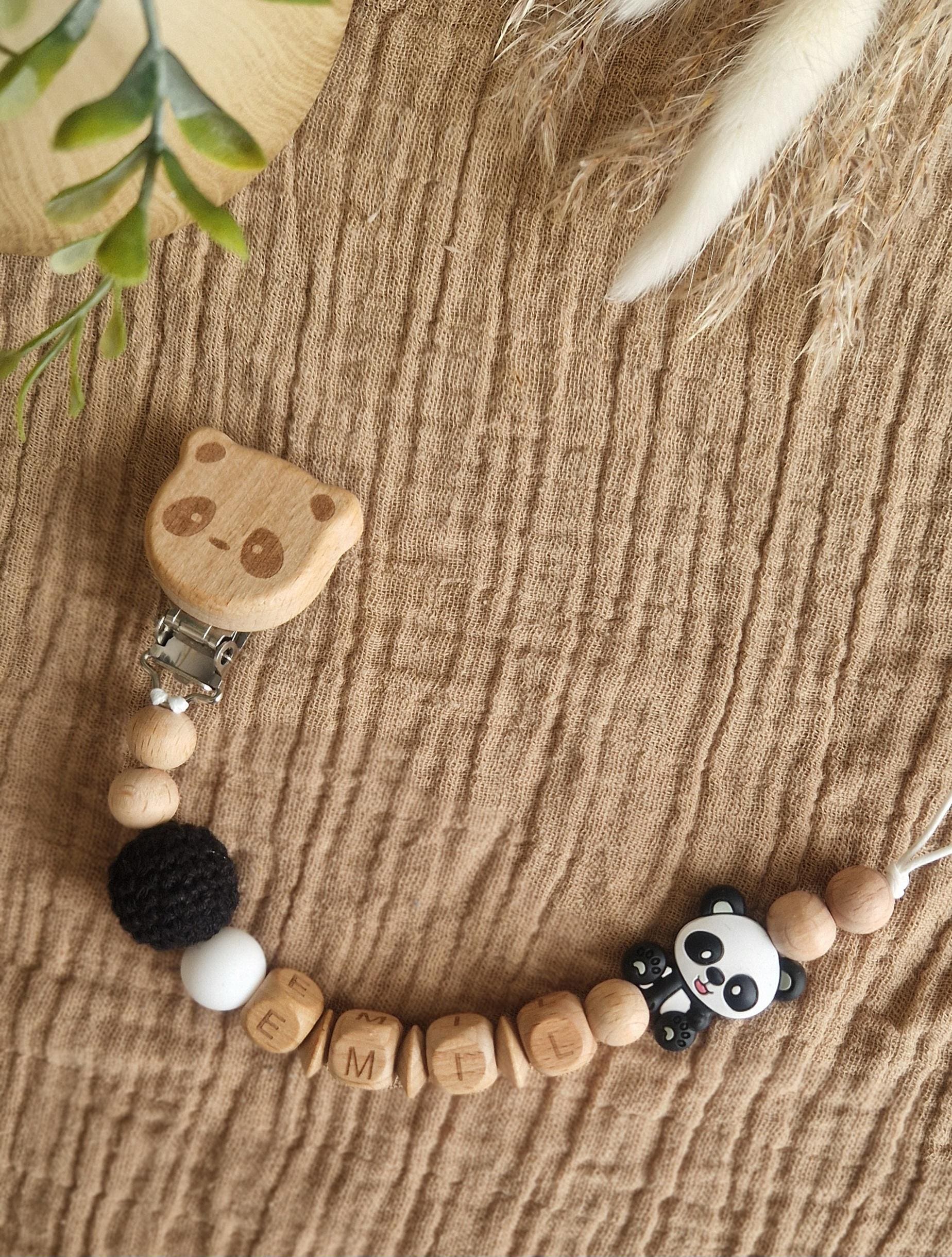 Schnullerkette Personalisiert, Panda Special Edition, 100% Handgemacht, Für Baby Und Kleinkinder, Weiße Silikon Oder Holzbuchstaben Schnullerkette Personalisiert, Panda Special Edition, 100% Handgemacht, Für Baby Und Kleinkinder, Weiße Silikon Oder Holzbuchstaben von Etsy - TitiloobyKiki
