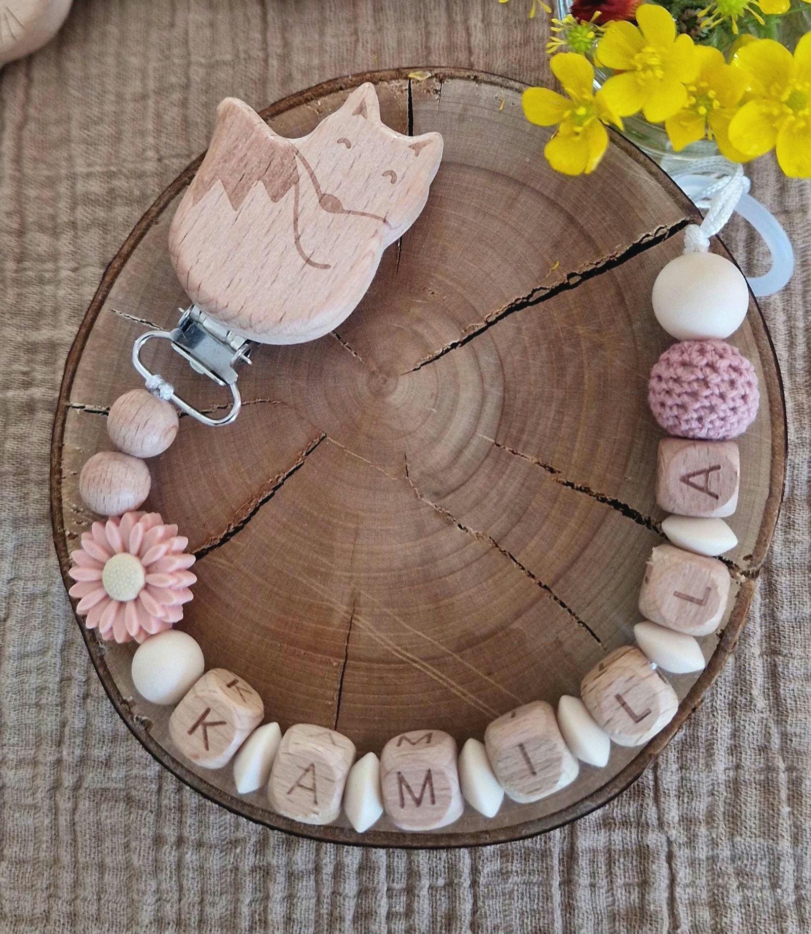 Schnullerkette Pfirsich Mit Blume U. Name|Handgemachte Babyartikel|Personalisierte Blumenschnullerkette| Geschenke Für Babys| Holzbuchstaben Schnullerkette Pfirsich Mit Blume U. Name|Handgemachte Babyartikel|Personalisierte Blumenschnullerkette| Geschenke Für Babys| Holzbuchstaben von Etsy - TitiloobyKiki