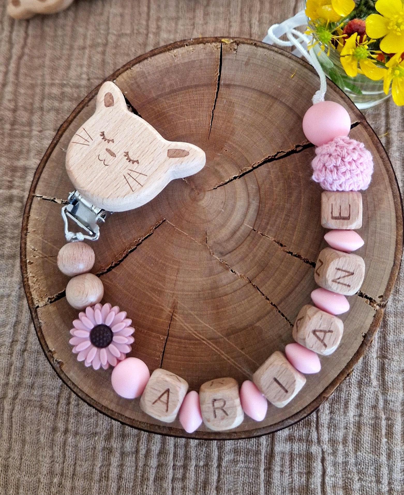 Schnullerkette Rosa Mit Blume U. Name|Handgemachte Babyartikel|Personalisierte Blumenschnullerkette| Geschenke Für Babys| Holzbuchstaben Schnullerkette Rosa Mit Blume U. Name|Handgemachte Babyartikel|Personalisierte Blumenschnullerkette| Geschenke Für Babys| Holzbuchstaben von Etsy - TitiloobyKiki