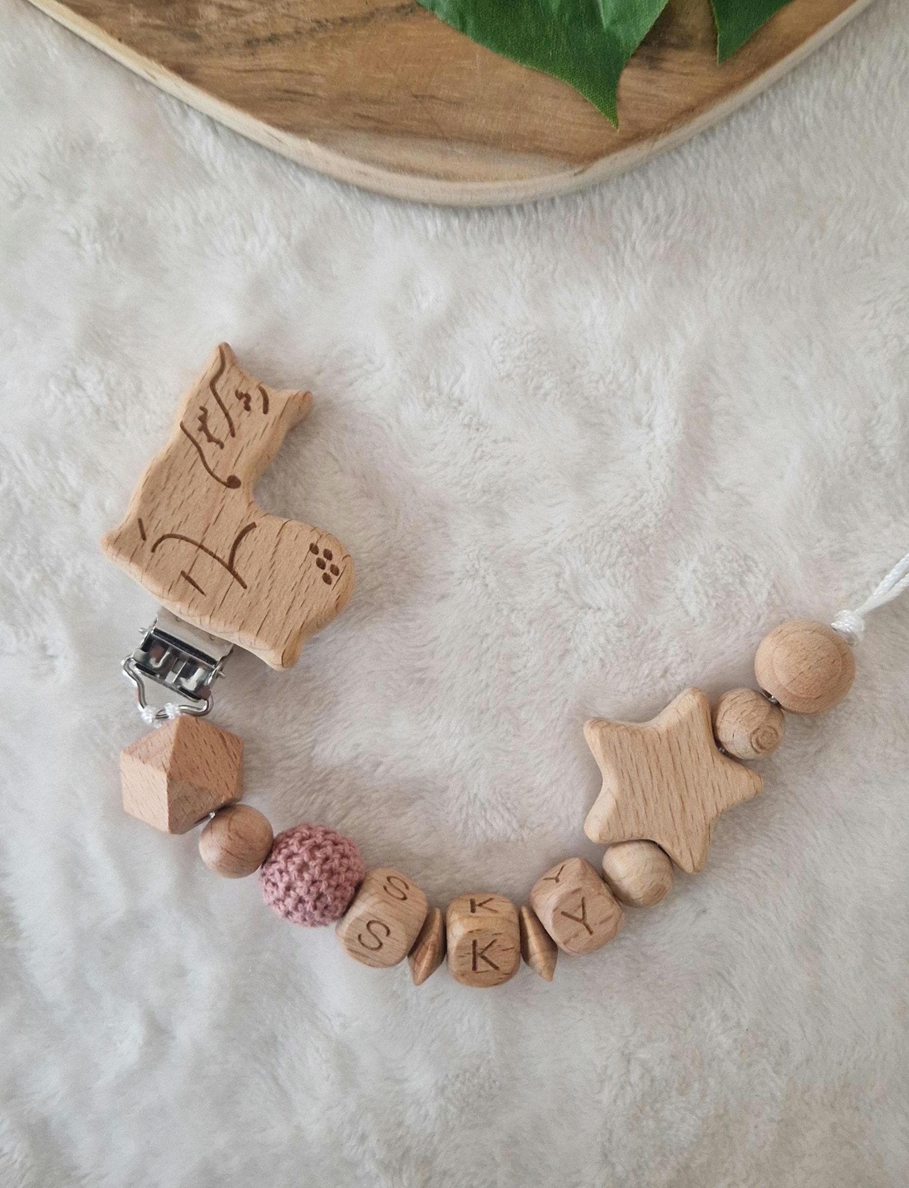 Schnullerkette Altrosa Stern Mit Name |Individuell Gestaltbar | Handgemachtes Babygeschenk |Personalisierte Holzbuchstaben Schnullerkette Altrosa Stern Mit Name |Individuell Gestaltbar | Handgemachtes Babygeschenk |Personalisierte Holzbuchstaben von Etsy - TitiloobyKiki