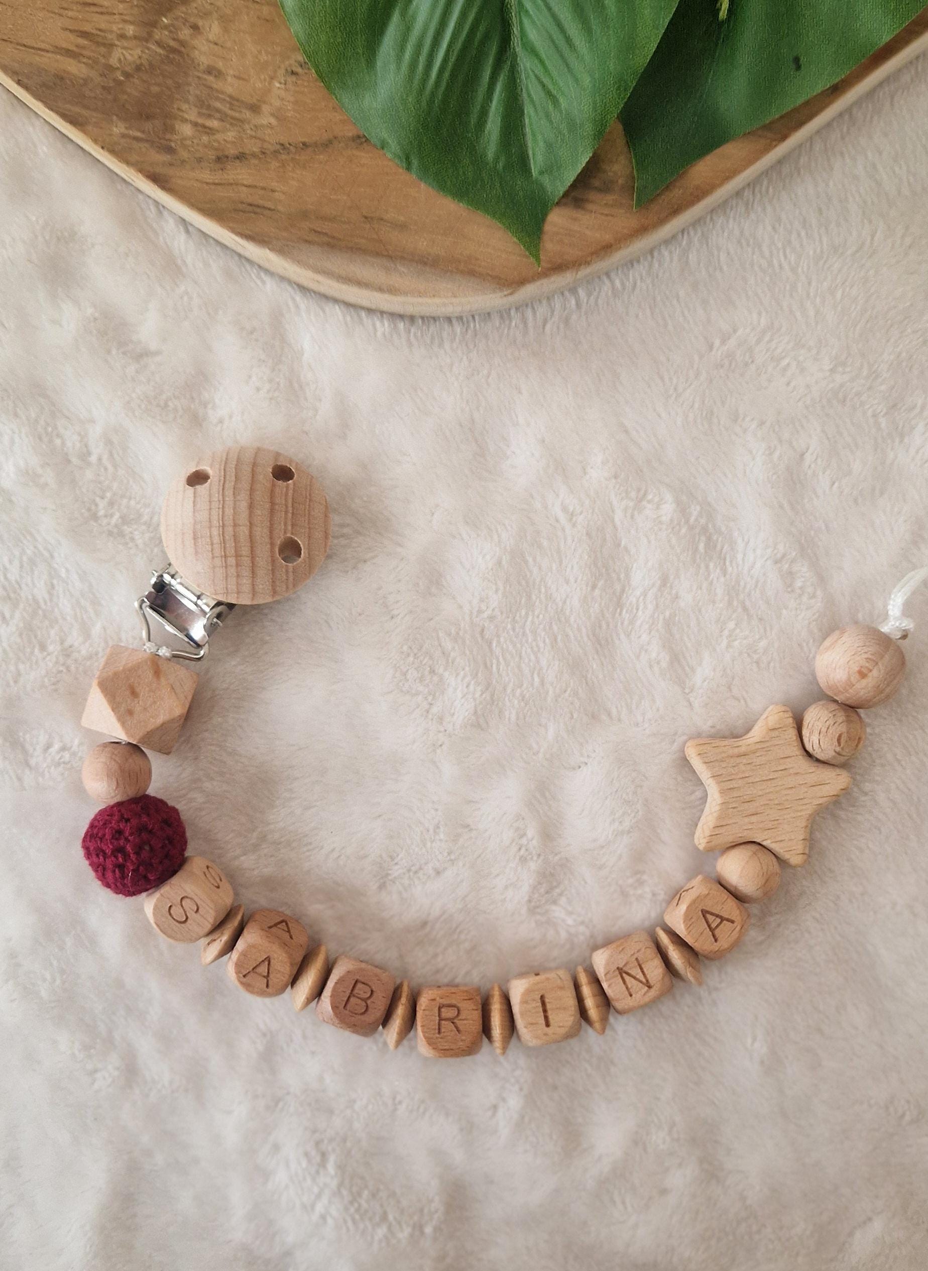 Schnullerkette Weinrot Stern Mit Name |Individuell Gestaltbar | Handgemachtes Babygeschenk |Personalisierte Holzbuchstaben Schnullerkette Weinrot Stern Mit Name |Individuell Gestaltbar | Handgemachtes Babygeschenk |Personalisierte Holzbuchstaben von Etsy - TitiloobyKiki