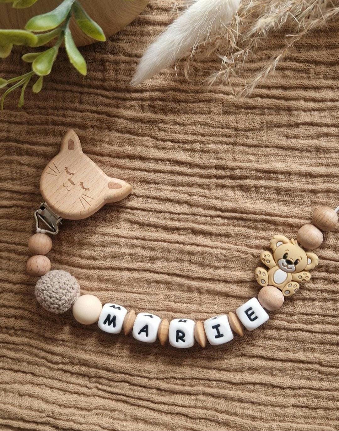 Schnullerkette Teddy Mit Name | 100% Handgefertigt Personalisiertes Geschenk Für Babys Babyartikel |Weiße Silikonbuchstaben Schnullerkette Teddy Mit Name | 100% Handgefertigt Personalisiertes Geschenk Für Babys Babyartikel |Weiße Silikonbuchstaben von Etsy - TitiloobyKiki