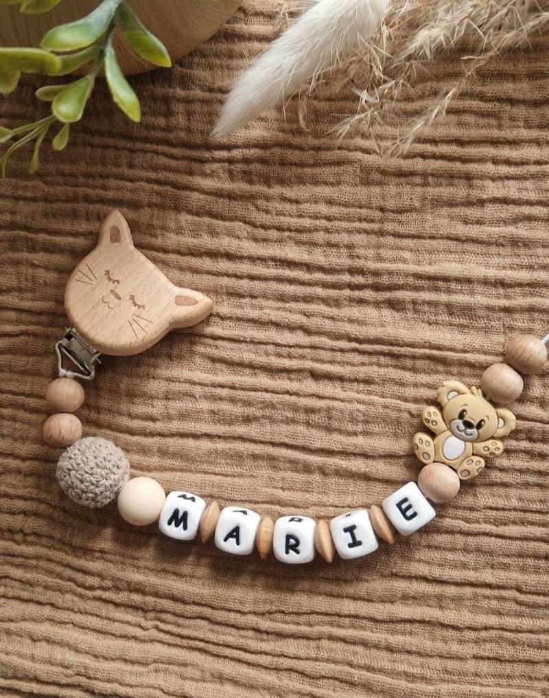 Schnullerkette Teddy Mit Name | 100% Handgefertigt Personalisiertes Geschenk Für Babys Babyartikel |Weiße Silikonbuchstaben von Etsy - TitiloobyKiki