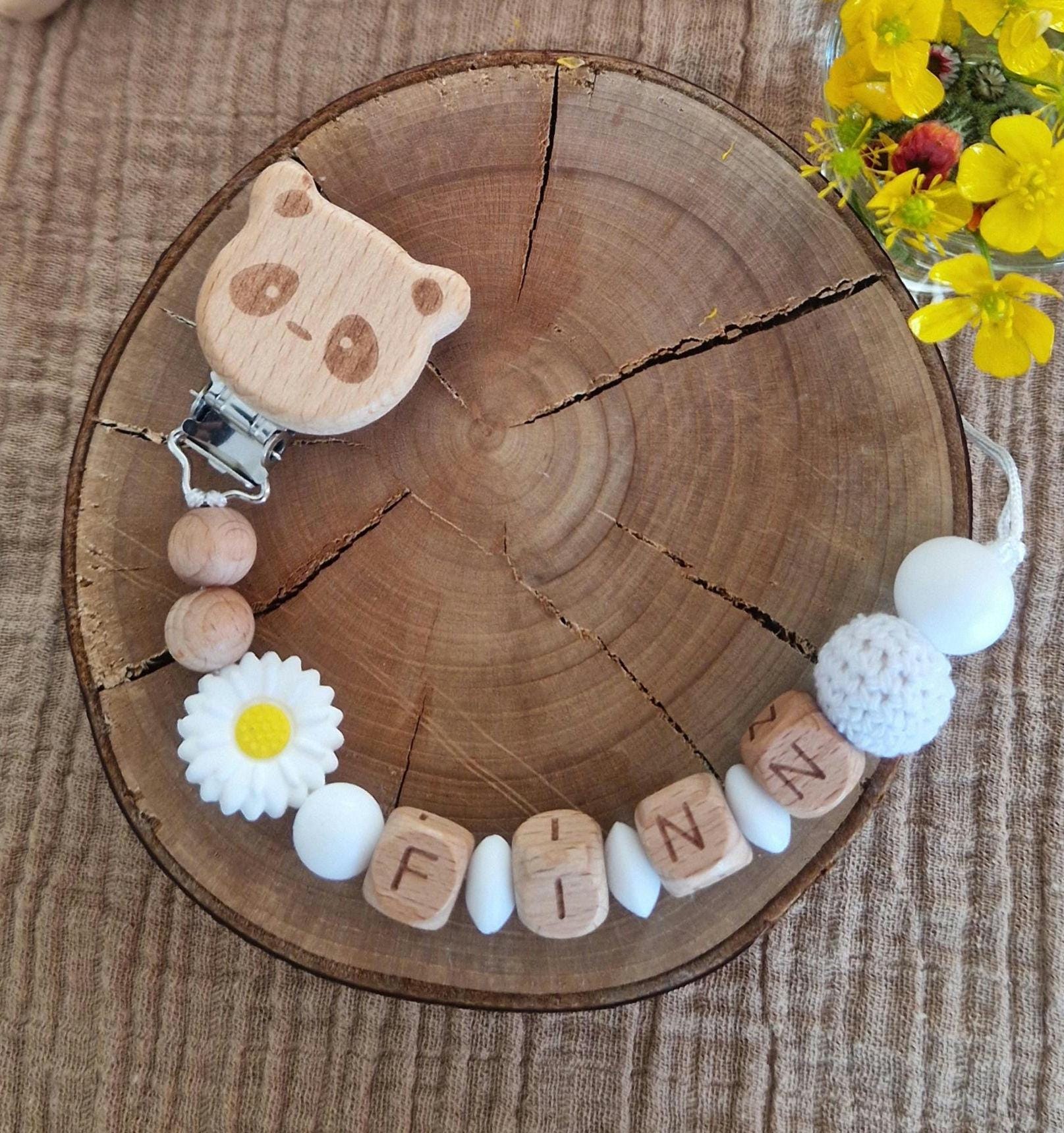 Schnullerkette Weiß Mit Blume U. Name|Handgemachte Babyartikel|Personalisierte Blumenschnullerkette| Geschenke Für Babys| Holzbuchstaben Schnullerkette Weiß Mit Blume U. Name|Handgemachte Babyartikel|Personalisierte Blumenschnullerkette| Geschenke Für Babys| Holzbuchstaben von Etsy - TitiloobyKiki
