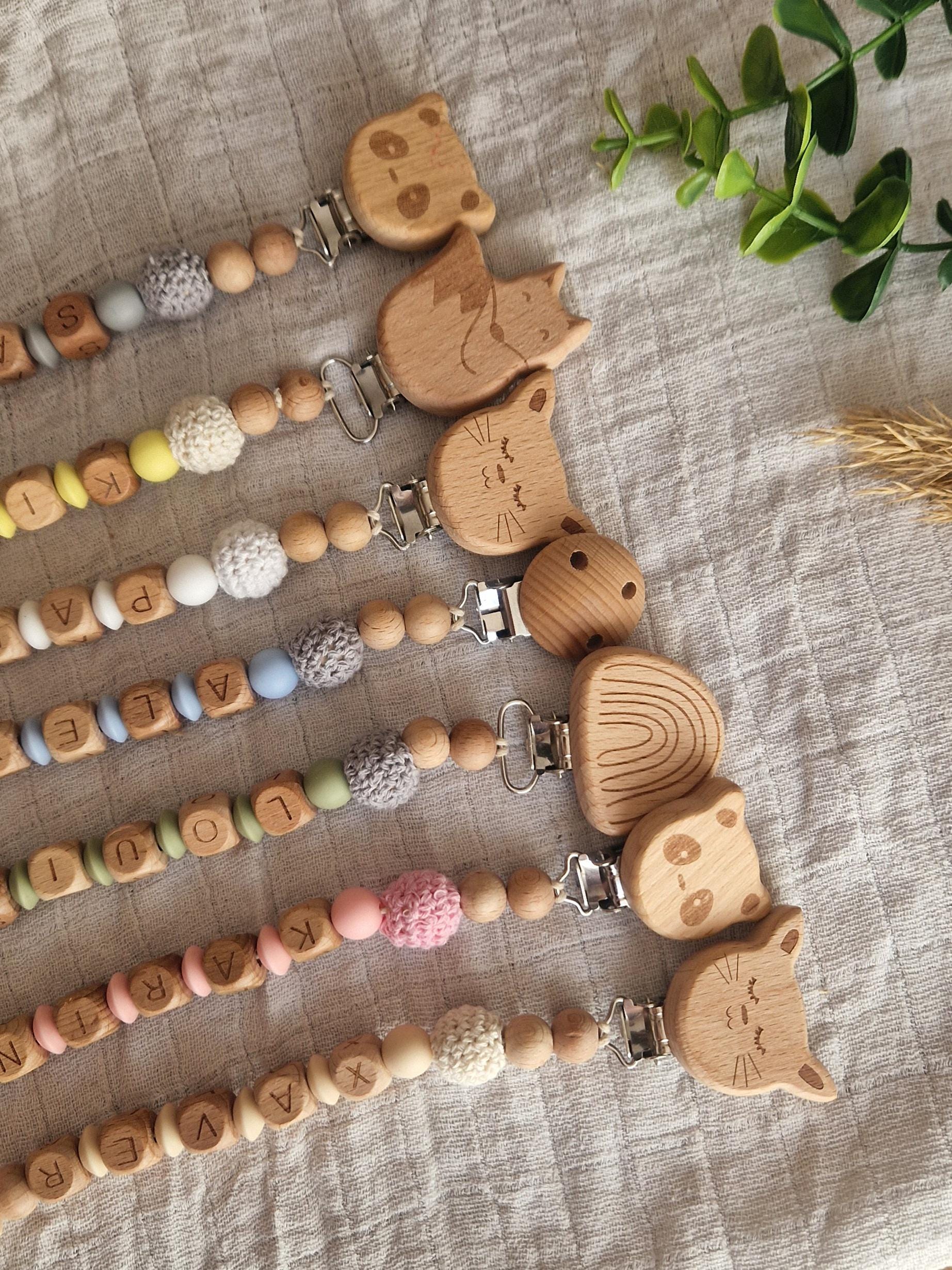Schnullerketten Personalisiert, Namen Für Mädchen Und Junge, 100% Handgemacht, Buntes Design, Holzbuchstaben Schnullerketten Personalisiert, Namen Für Mädchen Und Junge, 100% Handgemacht, Buntes Design, Holzbuchstaben von Etsy - TitiloobyKiki