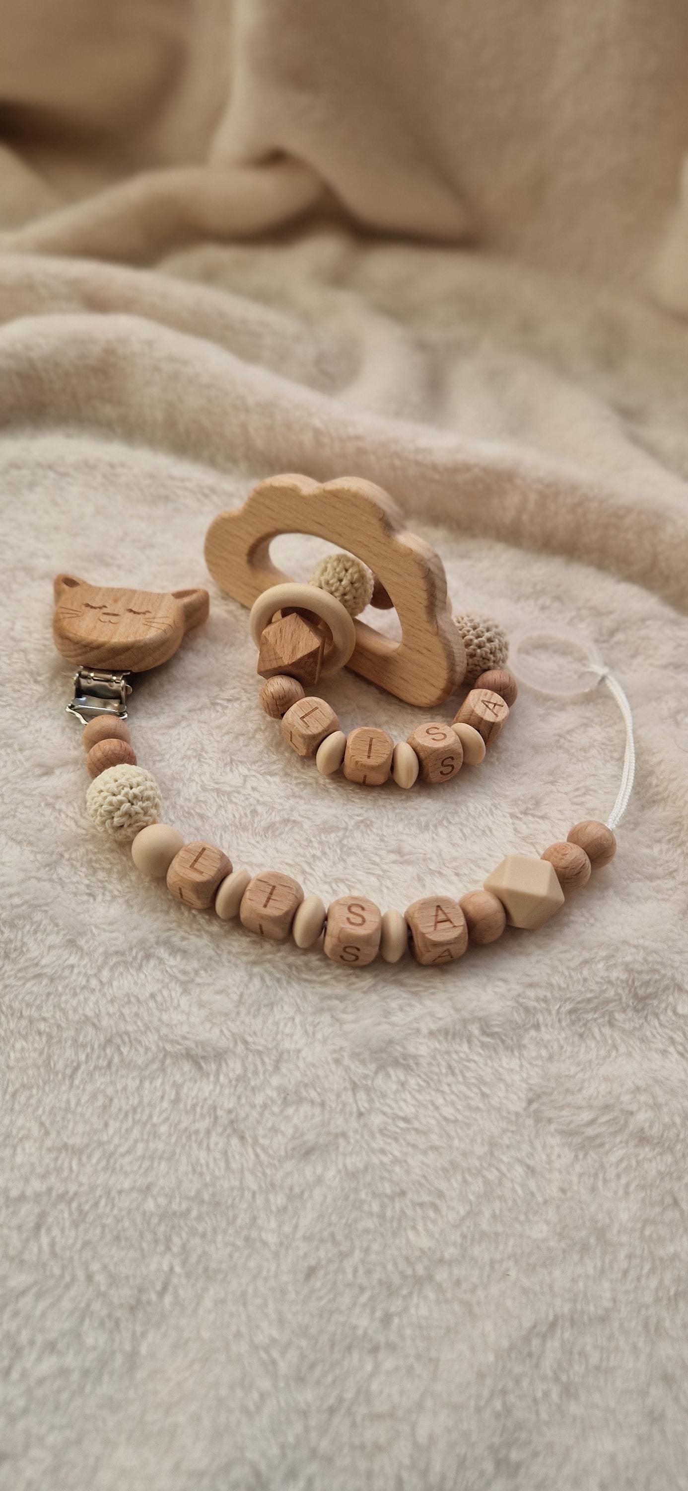 Set Personalisierter Greifling Und Schnullerkette Mit Namen | Personalisierte Geschenke Für Babys Beige Holzbuchstaben von Etsy - TitiloobyKiki