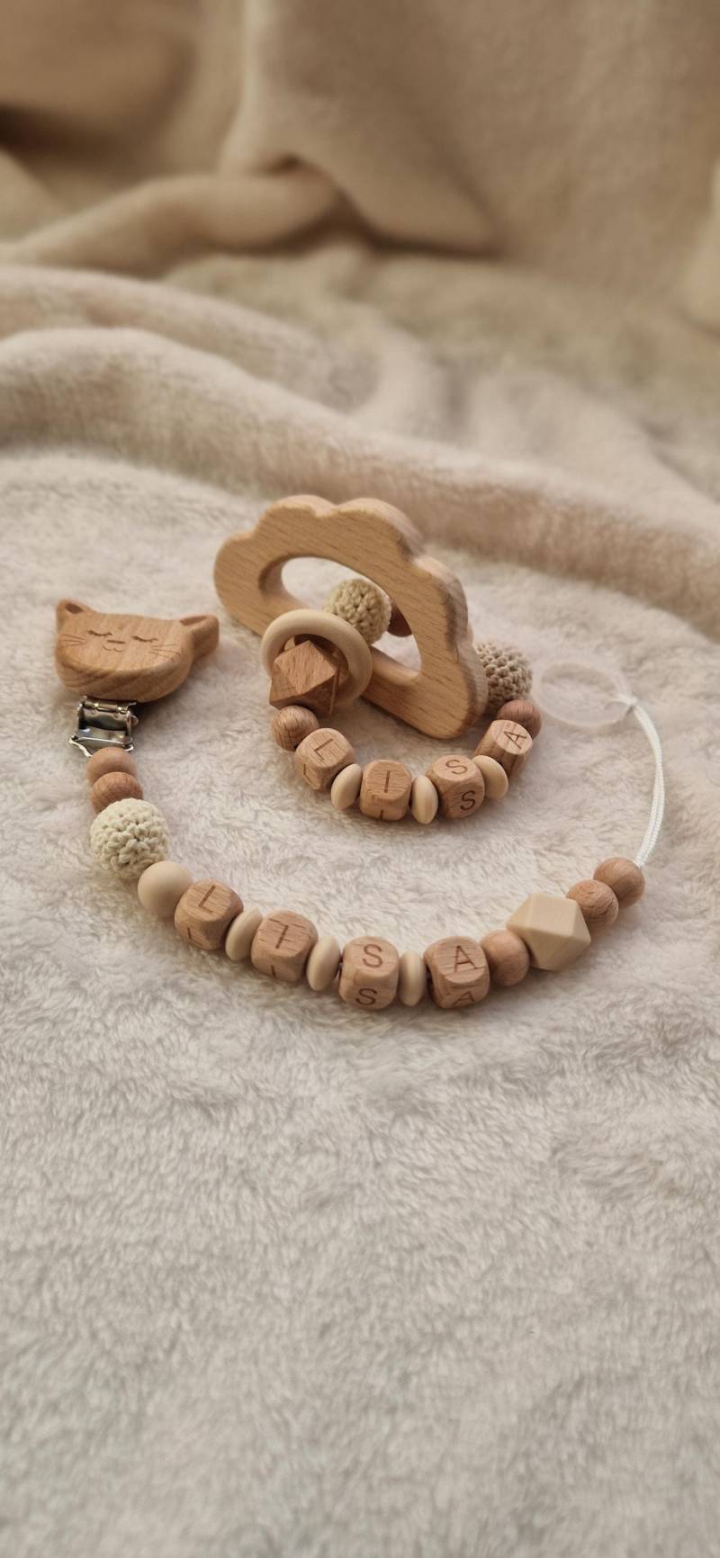 Set Personalisierter Greifling Und Schnullerkette Mit Namen | Personalisierte Geschenke Für Babys Beige Holzbuchstaben von Etsy - TitiloobyKiki