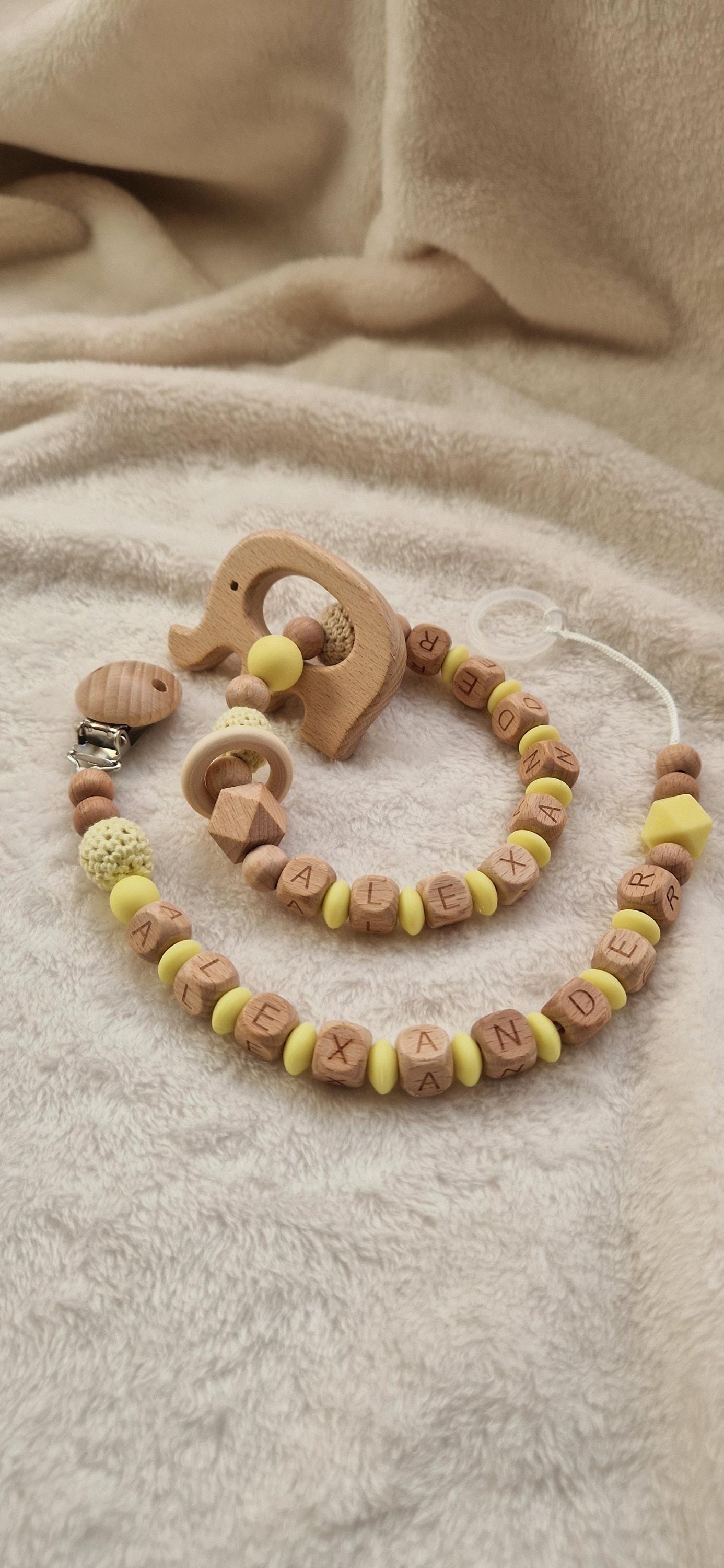 Set Personalisierter Greifling Und Schnullerkette Mit Namen | Personalisierte Geschenke Für Babys Blau Holzbuchstaben von Etsy - TitiloobyKiki