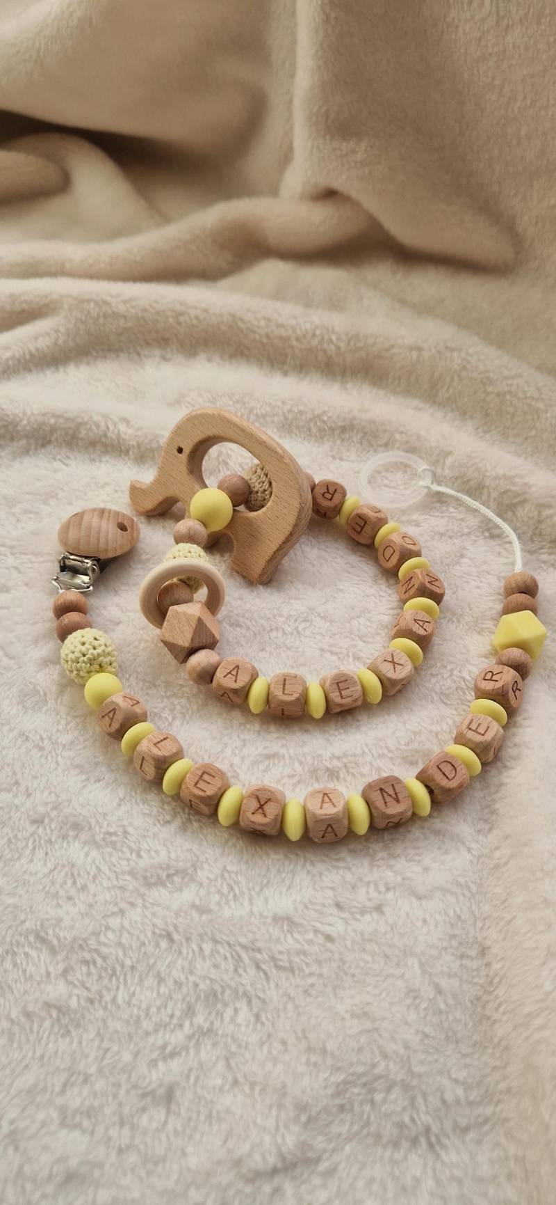Set Personalisierter Greifling Und Schnullerkette Mit Namen | Personalisierte Geschenke Für Babys Blau Holzbuchstaben von Etsy - TitiloobyKiki