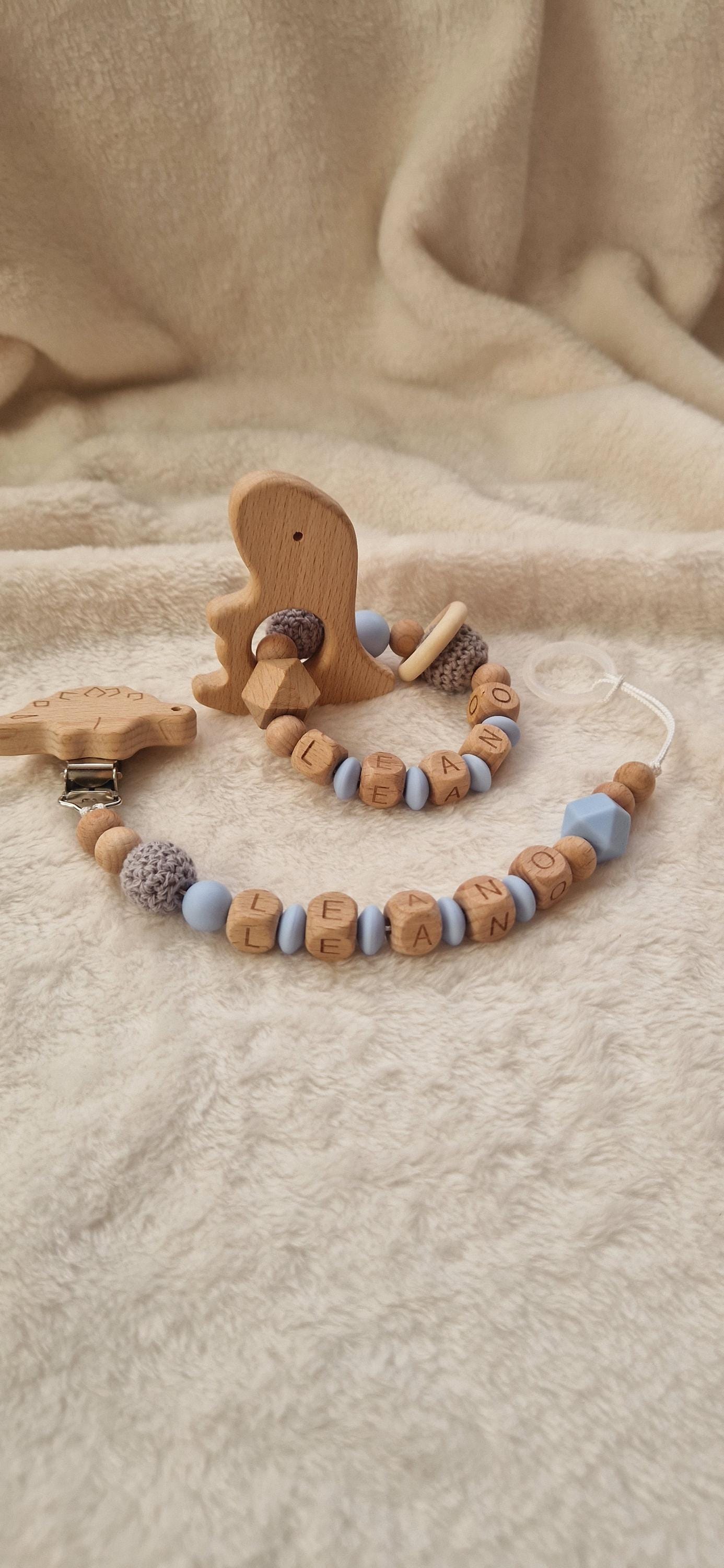 Set Personalisierter Greifling Und Schnullerkette Mit Namen | Personalisierte Geschenke Für Babys Blau Holzbuchstaben von Etsy - TitiloobyKiki