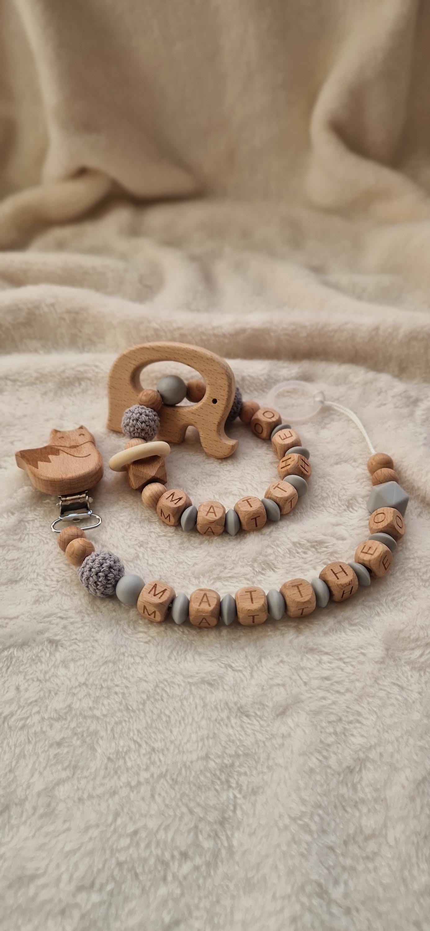 Set Personalisierter Greifling Und Schnullerkette Mit Namen | Personalisierte Geschenke Für Babys Grau Holzbuchstaben von Etsy - TitiloobyKiki