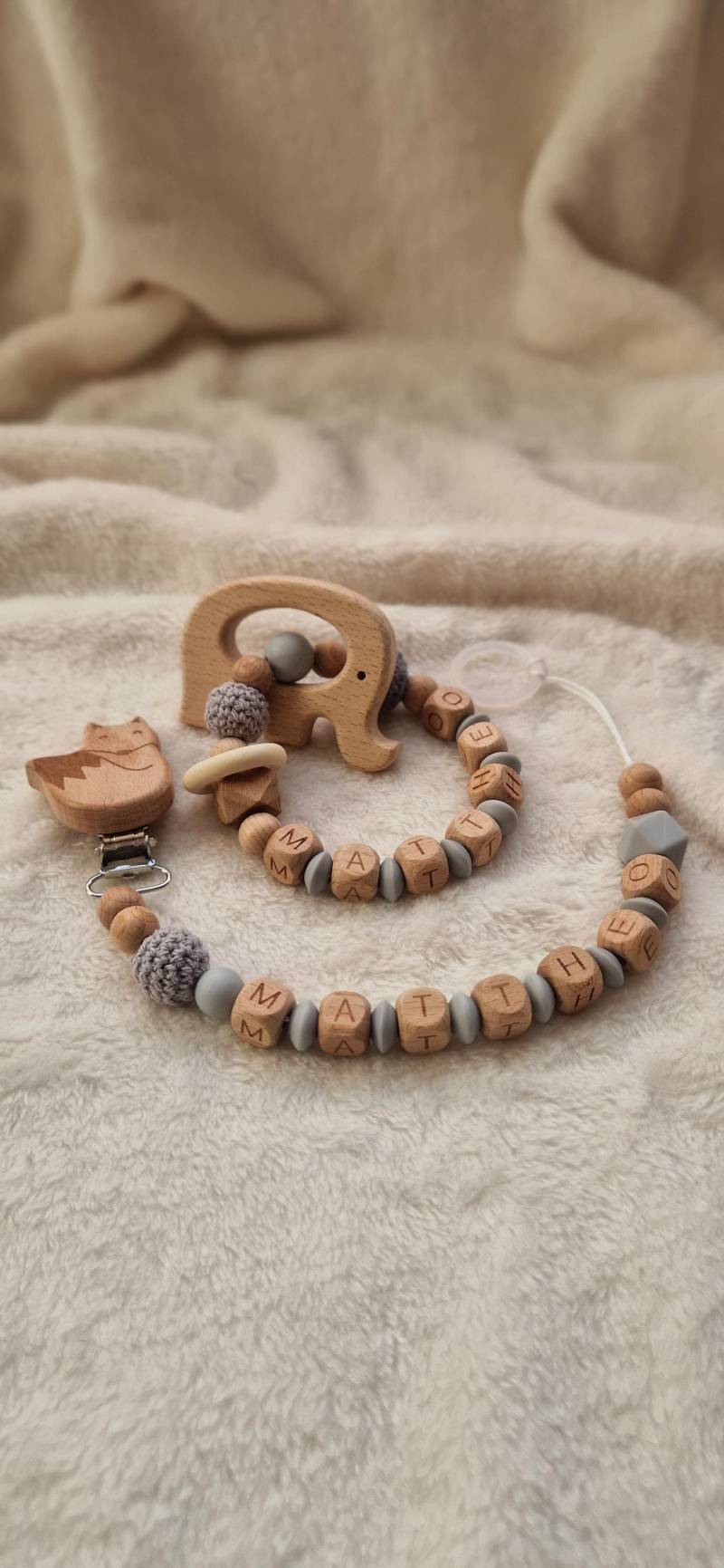 Set Personalisierter Greifling Und Schnullerkette Mit Namen | Personalisierte Geschenke Für Babys Grau Holzbuchstaben von Etsy - TitiloobyKiki