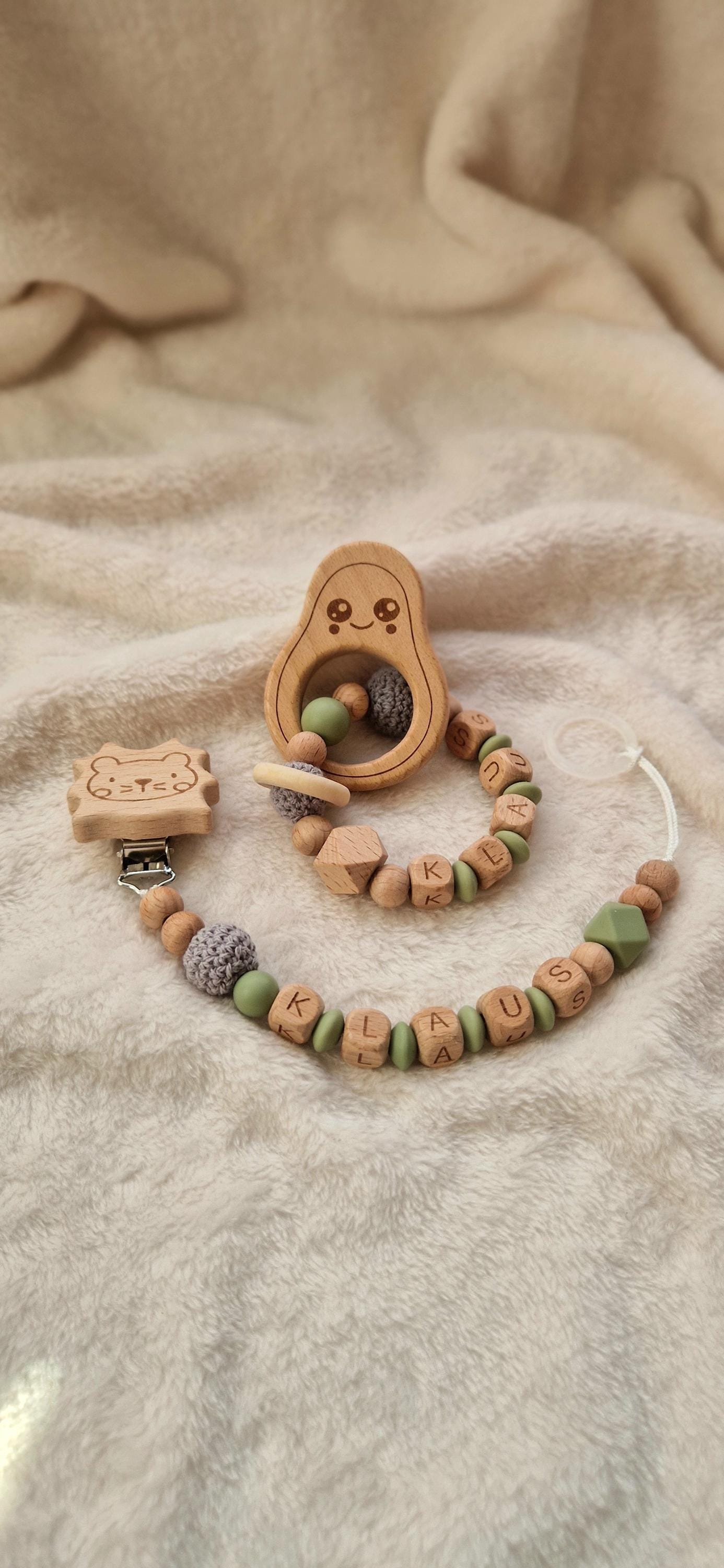Set Personalisierter Greifling Und Schnullerkette Mit Namen | Personalisierte Geschenke Für Babys Grün Holzbuchstaben von Etsy - TitiloobyKiki