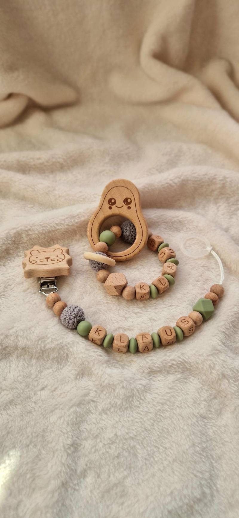 Set Personalisierter Greifling Und Schnullerkette Mit Namen | Personalisierte Geschenke Für Babys Grün Holzbuchstaben von Etsy - TitiloobyKiki