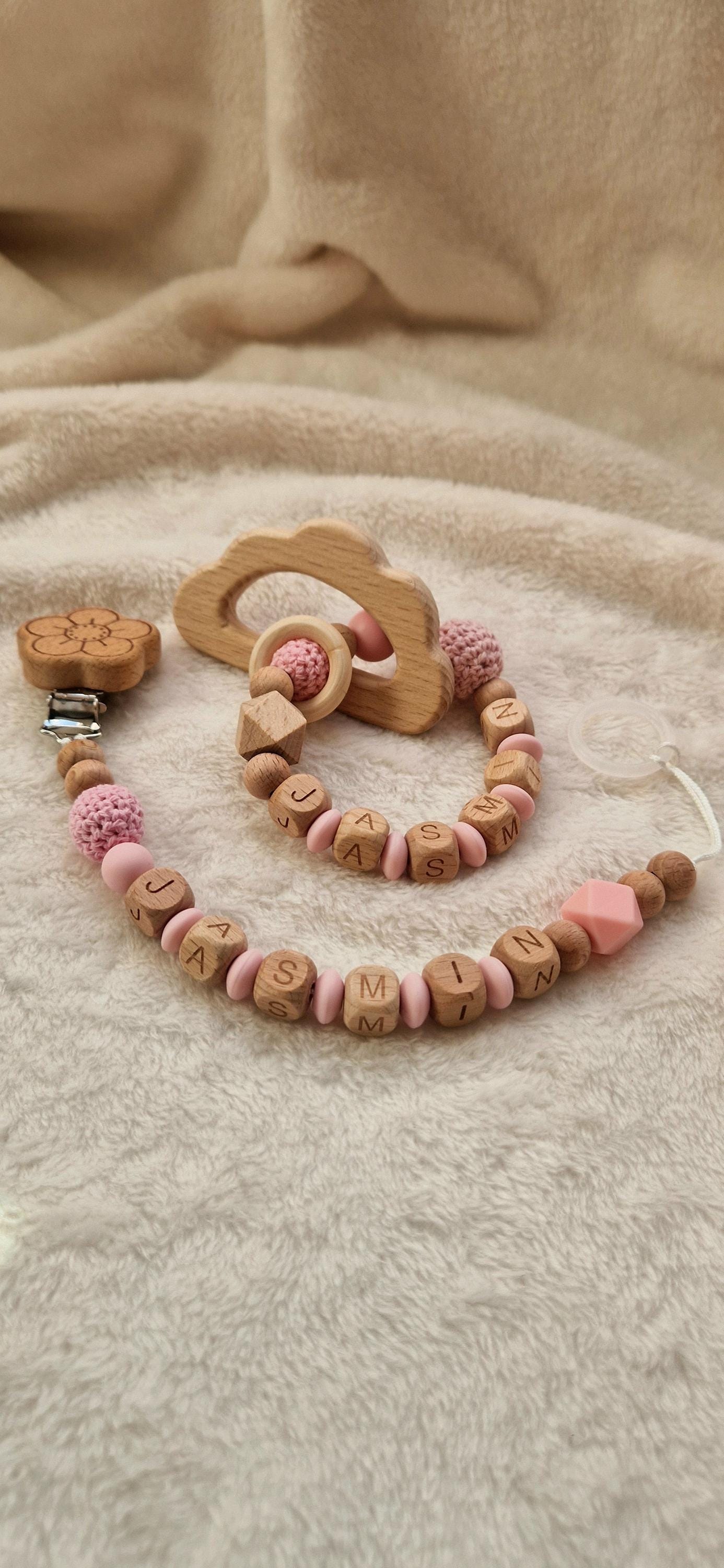 Set Personalisierter Greifling Und Schnullerkette Mit Namen | Personalisierte Geschenke Für Babys Rosa Holzbuchstaben von Etsy - TitiloobyKiki