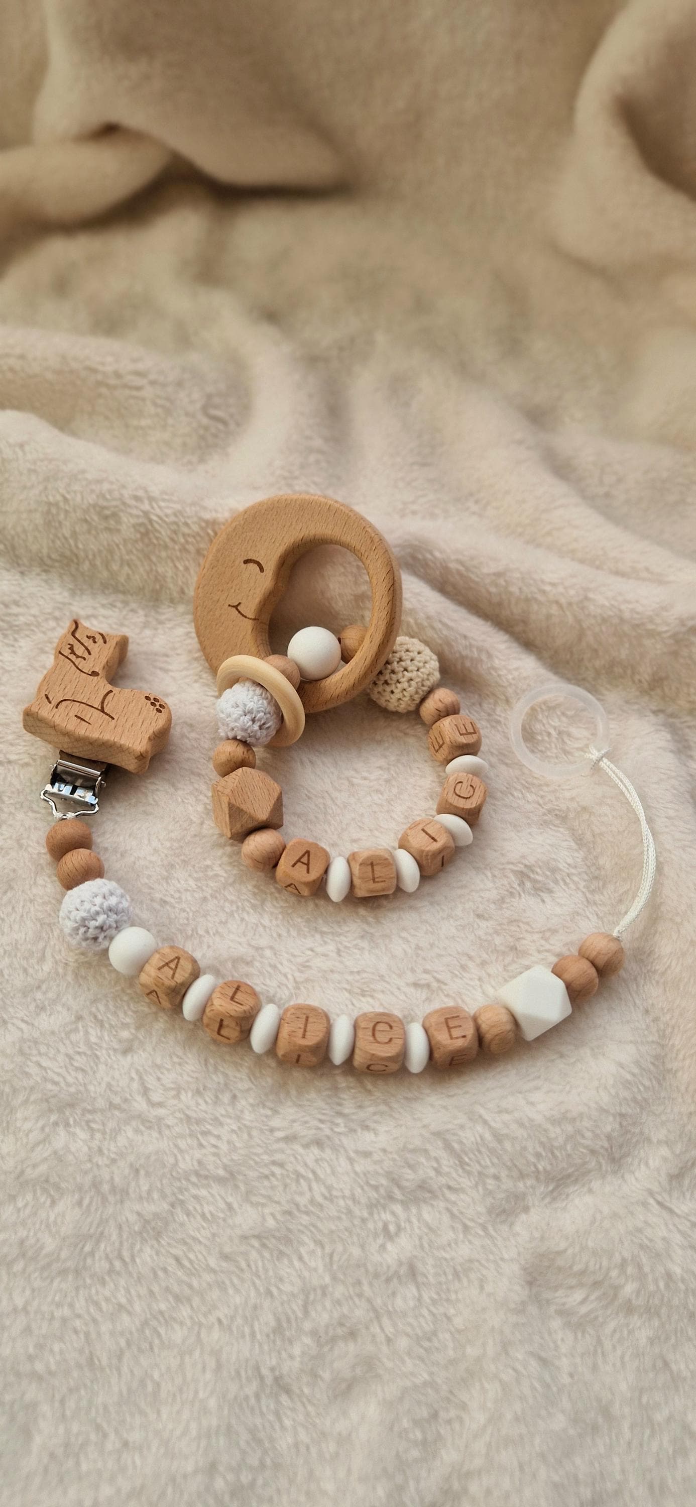 Set Personalisierter Greifling Und Schnullerkette Mit Namen | Personalisierte Geschenke Für Babys Weiß Holzbuchstaben von Etsy - TitiloobyKiki