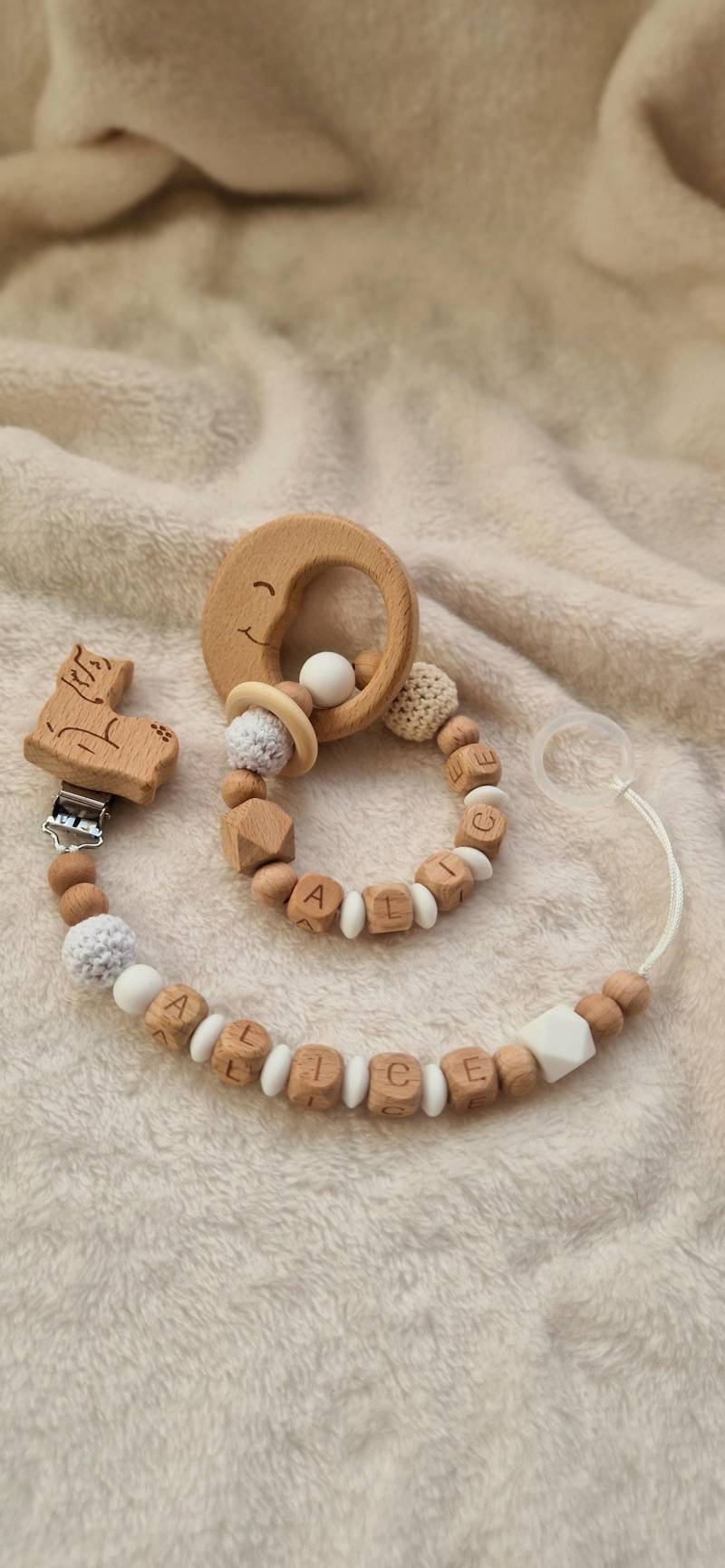 Set Personalisierter Greifling Und Schnullerkette Mit Namen | Personalisierte Geschenke Für Babys Weiß Holzbuchstaben von Etsy - TitiloobyKiki
