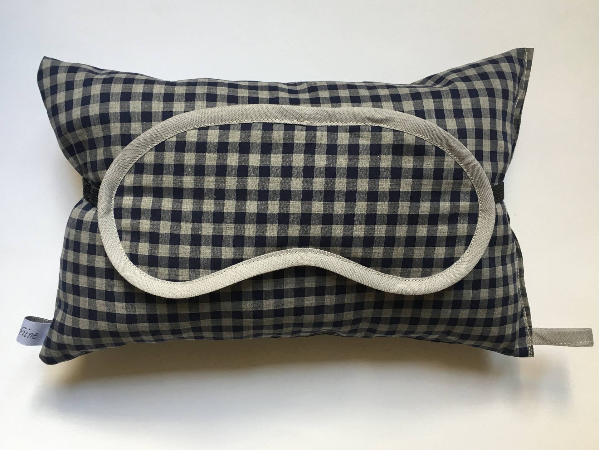 Reiseset Blau-Grau Kariert, Geschenk Für Männer, Travel-Set, Entspannung, Flugreisen, Schlafmaske . Kissen Reiseset Blau-Grau Kariert, Geschenk Für Männer, Travel-Set, Entspannung, Flugreisen, Schlafmaske . Kissen von Etsy - Tocchine