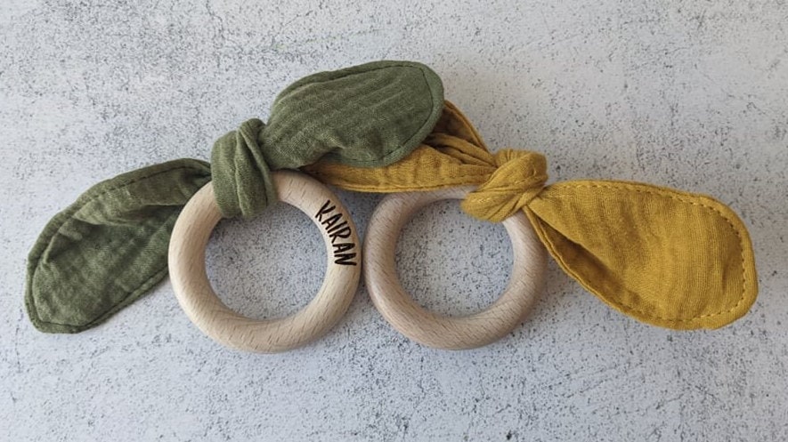 Personalisierte Baby Holzkreis Beißring Mit Krawatte, Name Graviert Aus Holz Personalisierte Baby Holzkreis Beißring Mit Krawatte, Name Graviert Aus Holz von Etsy - ToughTurtle