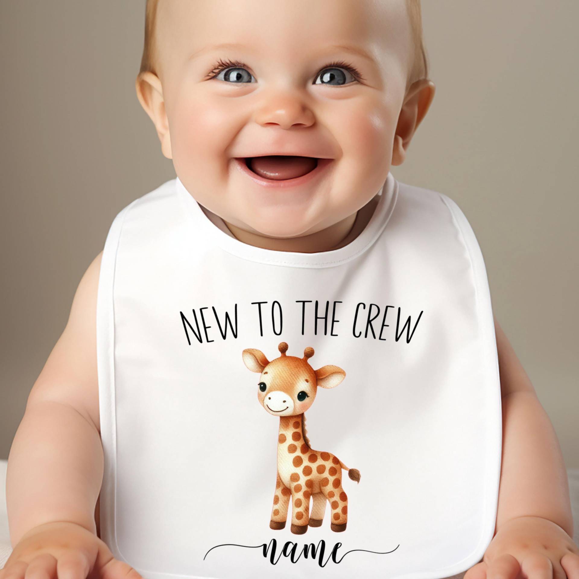 Babylätzchen | New To The Crew Mit Namen Giraffe Geschenkbeutel |Babygeschenk Geburt- Witzig - Humorvoll Viele Farben Babylätzchen | New To The Crew Mit Namen Giraffe Geschenkbeutel |Babygeschenk Geburt- Witzig - Humorvoll Viele Farben von Etsy - TrendMama