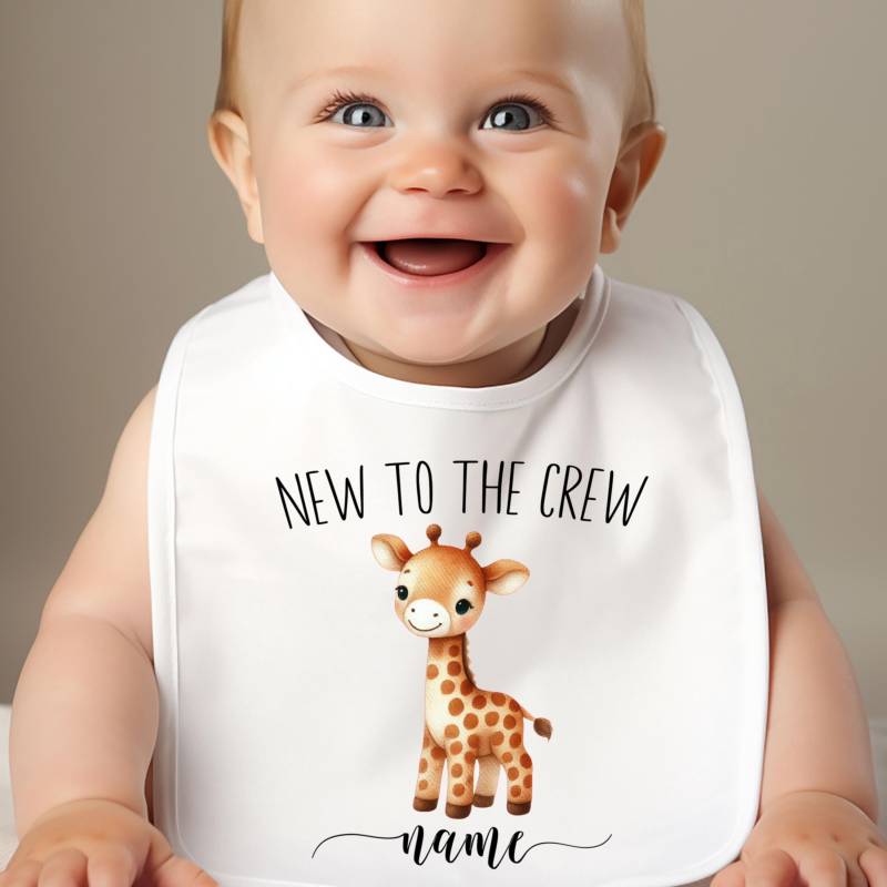 Babylätzchen | New To The Crew Mit Namen Giraffe Geschenkbeutel |Babygeschenk Geburt- Witzig - Humorvoll Viele Farben von Etsy - TrendMama