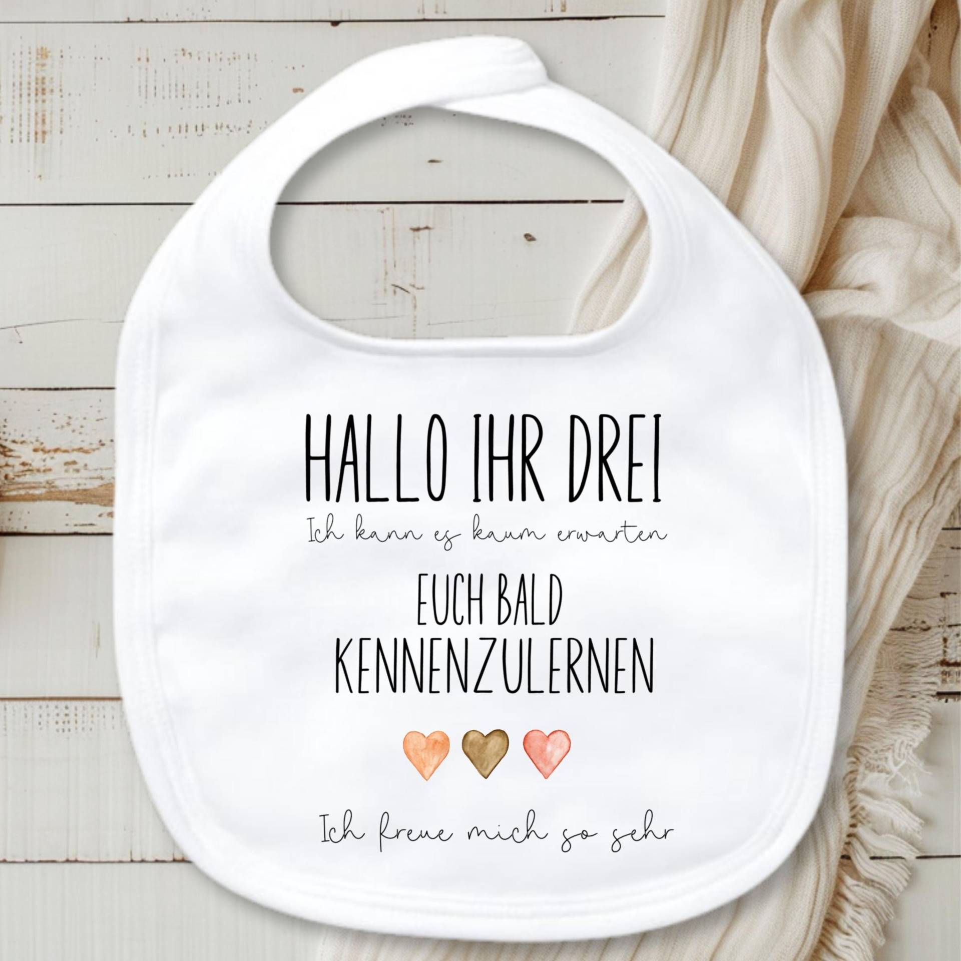 Babylätzchen Schwangerschaft Verkünden - Hallo Ihr Drei Im Geschenkbeutel- Geschenk Zur Baby-Ankündigung, Baby-Überraschung, Geburt Babylätzchen Schwangerschaft Verkünden - Hallo Ihr Drei Im Geschenkbeutel- Geschenk Zur Baby-Ankündigung, Baby-Überraschung, Geburt von Etsy - TrendMama