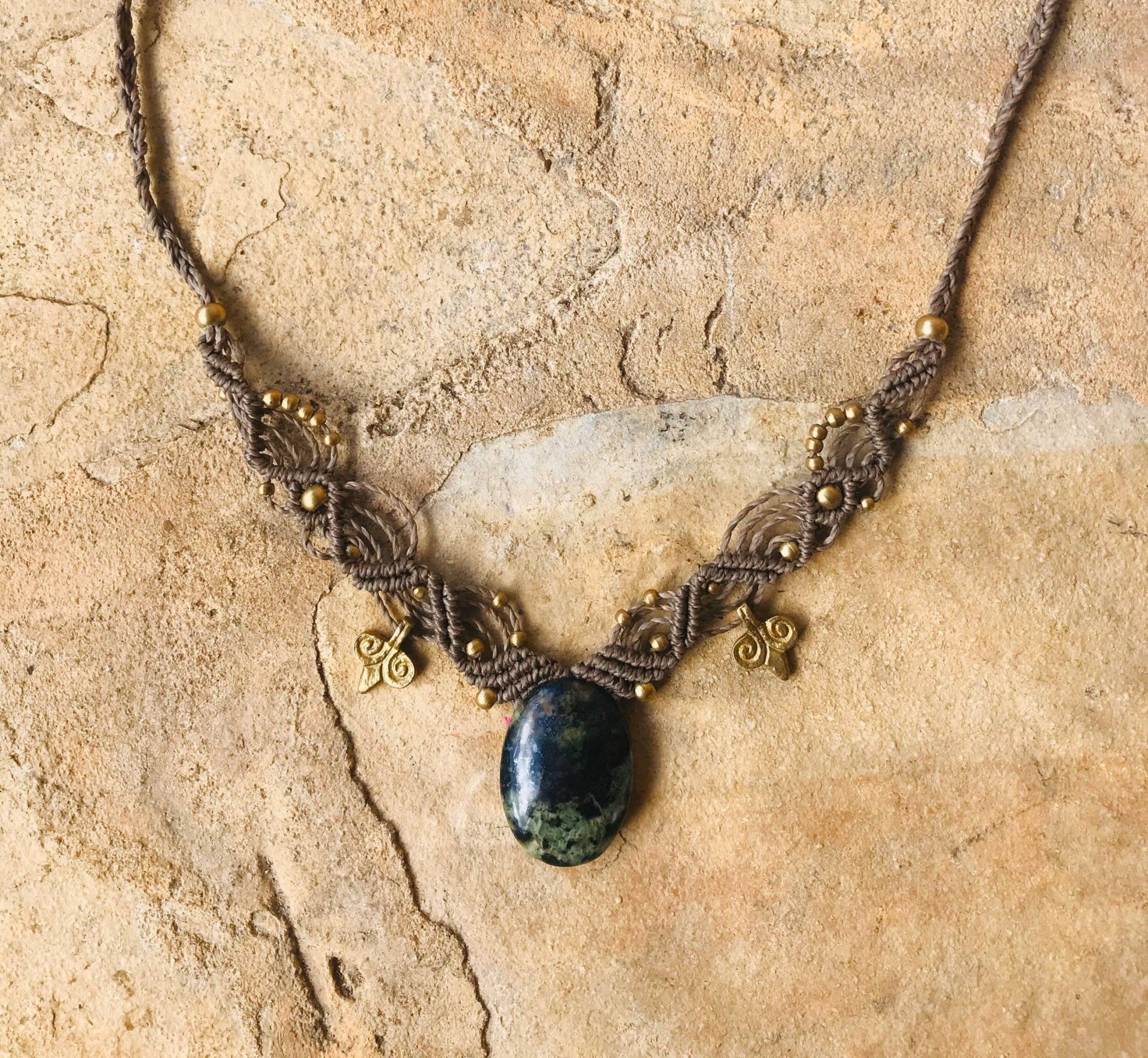 Green Godess Yade Necklace|| Naturstein Mexican || Ancient Pris Kristall Crystal Healing Innere Göttin Erwachen Geburt Green Godess Yade Necklace|| Naturstein Mexican || Ancient Pris Kristall Crystal Healing Innere Göttin Erwachen Geburt von Etsy - TribaliGitana