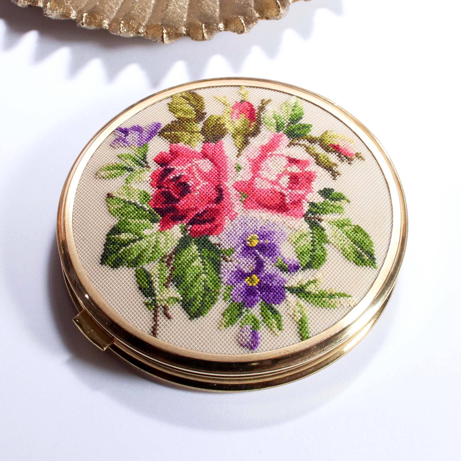 Vintage Puderdose Framus Vienna Petit Point Stickerei Wiener Kosmetikdose Ca. 1950 Neuwertig Sammlerstück, Trödel Dings Da, Art von Etsy - TroedelDingsda