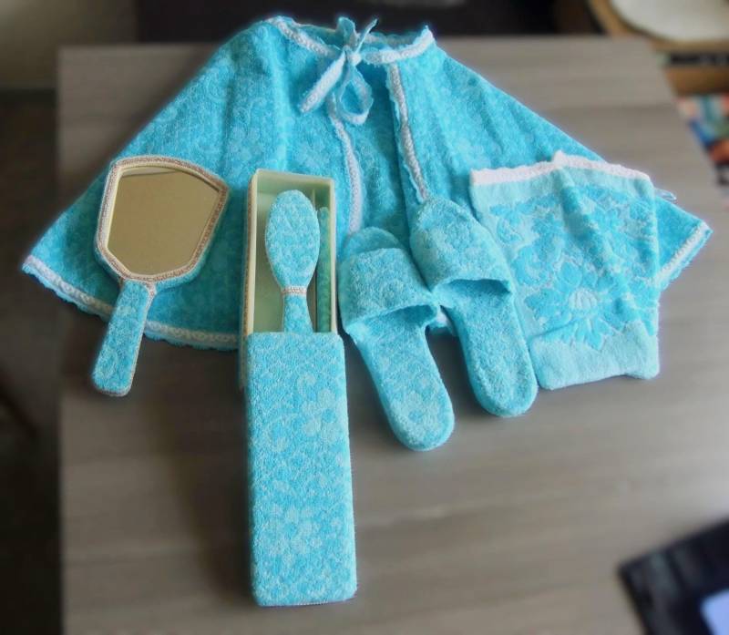 Komplettes Vintage Beautyset Aus Frottee, Unbenutzt Komplettes Vintage Beautyset Aus Frottee, Unbenutzt von Etsy - TroedelMarie