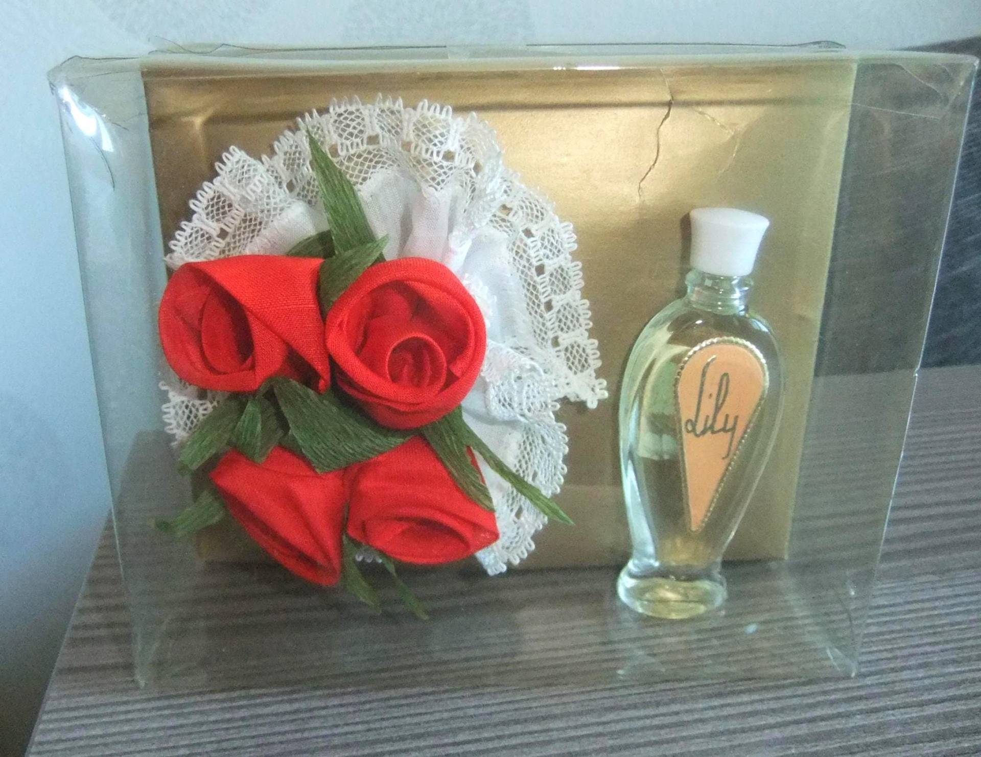 Vintage Miniatur Parfüm Mit 2 Stofftaschentüchern in Geschenkbox, 1950Er Jahre Vintage Miniatur Parfüm Mit 2 Stofftaschentüchern in Geschenkbox, 1950Er Jahre von Etsy - TroedelMarie