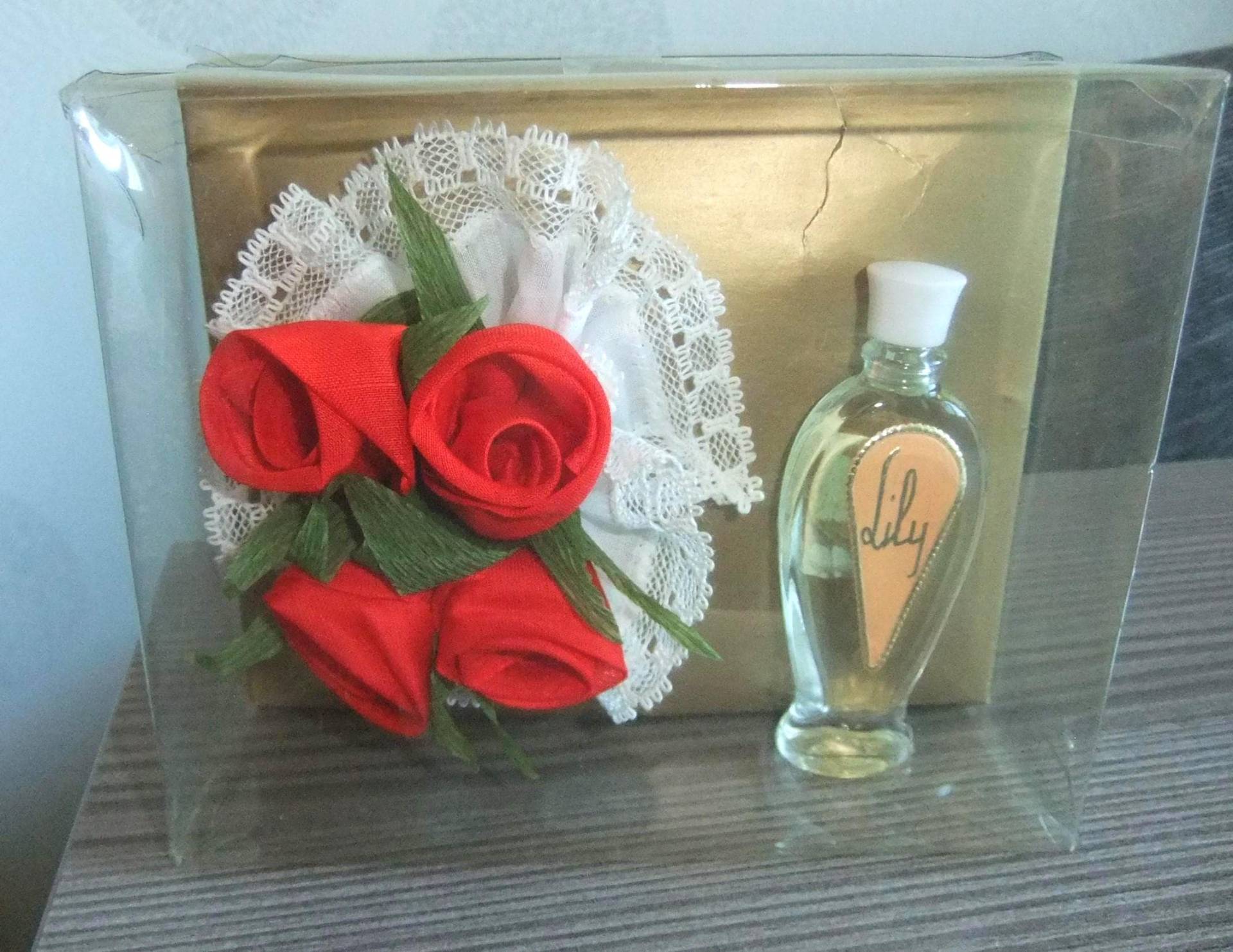 Vintage Miniatur Parfüm Mit 2 Stofftaschentüchern in Geschenkbox, 1950Er Jahre Vintage Miniatur Parfüm Mit 2 Stofftaschentüchern in Geschenkbox, 1950Er Jahre von Etsy - TroedelMarie