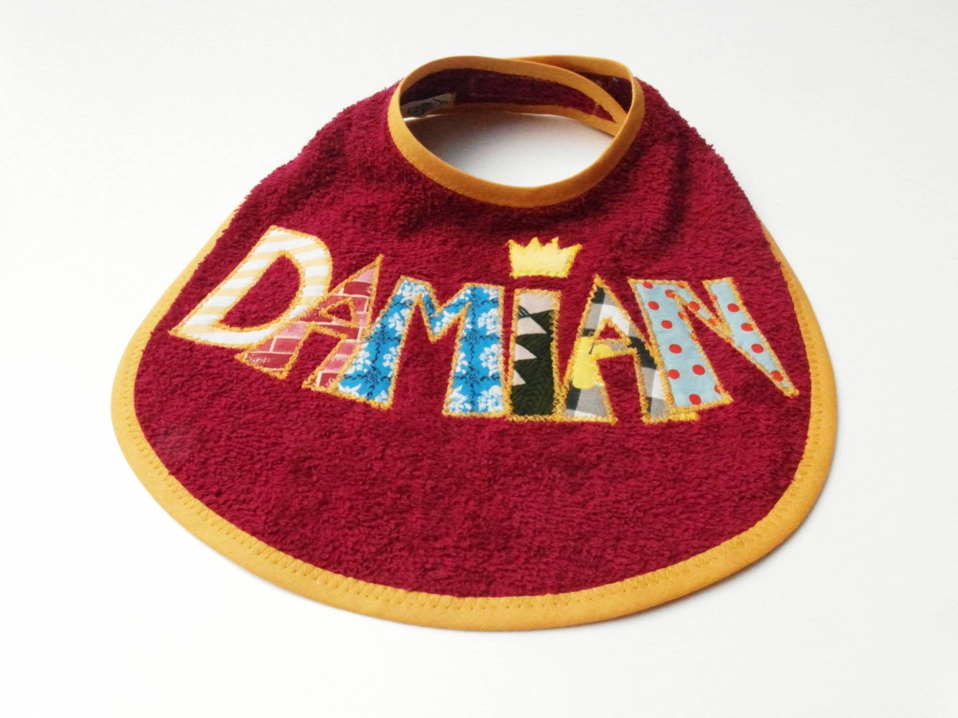Ab 22, 00 Euro Frottee Baby Lätzchen Mit Namen, Personalisiert, Buchstaben Applikation - Dunkelrot Ab 22, 00 Euro Frottee Baby Lätzchen Mit Namen, Personalisiert, Buchstaben Applikation - Dunkelrot von Etsy - Trullafabrik